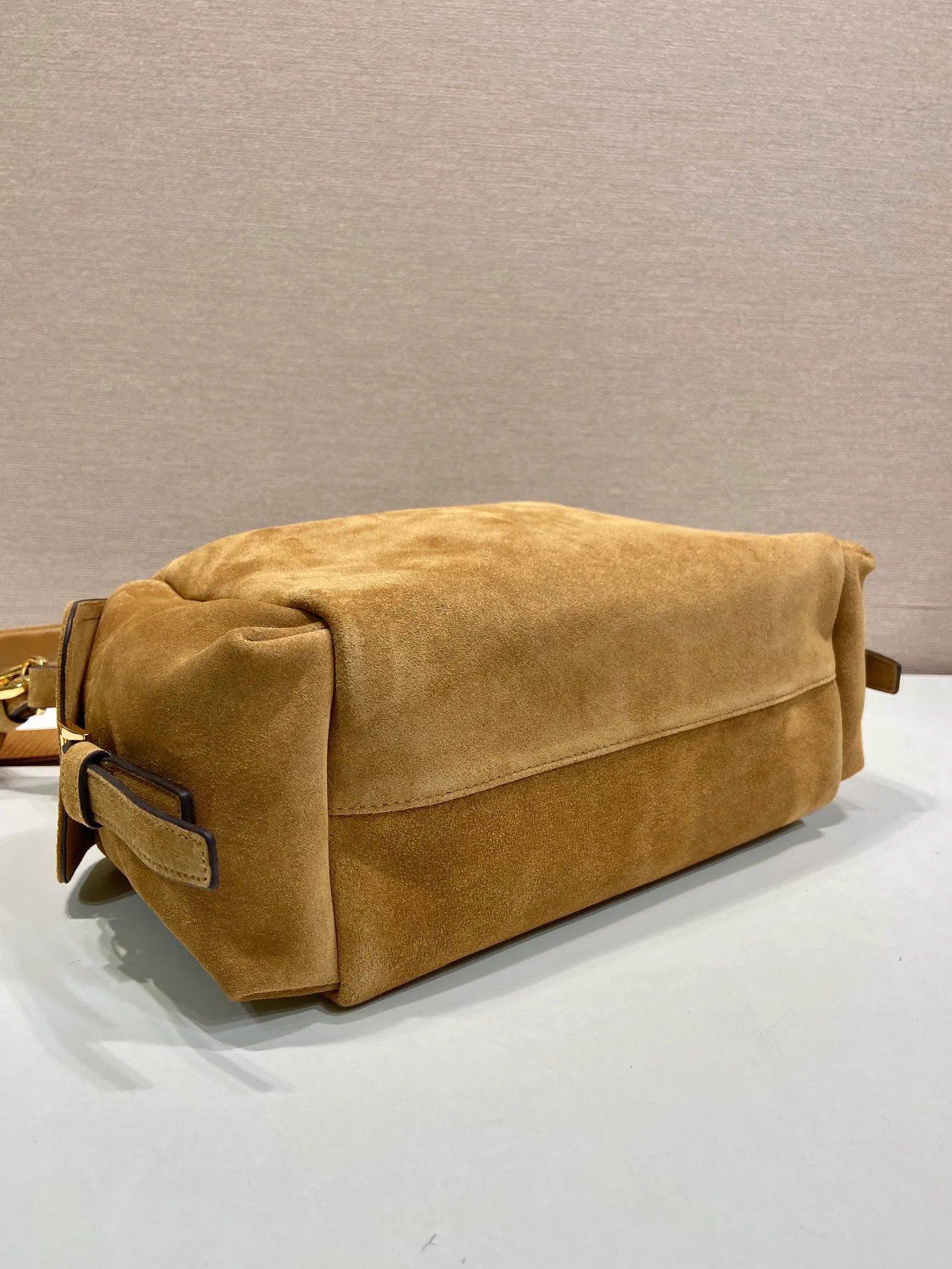 💰1520🎉New Suede Leather🎉1BC264 Discovery Bag🎉🎉 This Discovery Bag is made of imported suede leather with a soft silhouette and multiple pockets. Lightweight and practical Re-Nylon emphasizes the design's versatile style, while leather details and signature accents reflect the P family's artisanal heritage. It comes with 2 removable, adjustable woven signature straps. The capacity is large and the upper body effect is very fashionable. Another hit that will never go out of style. Worth having! 🎉🎉 Length 32x Height 22x Bottom 11.5cm🎉🎉🎉💰💰💰