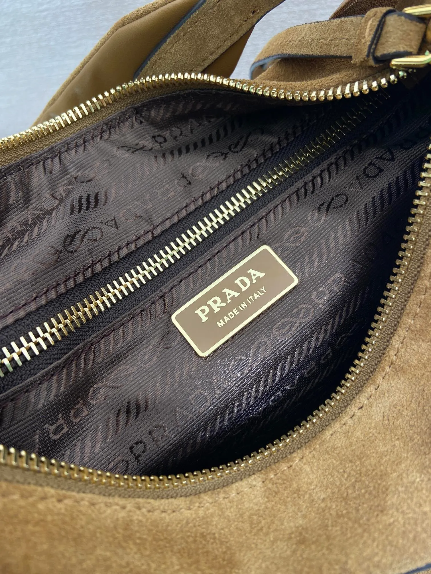 💰1520🎉New Suede Leather🎉1BC264 Discovery Bag🎉🎉 This Discovery Bag is made of imported suede leather with a soft silhouette and multiple pockets. Lightweight and practical Re-Nylon emphasizes the design's versatile style, while leather details and signature accents reflect the P family's artisanal heritage. It comes with 2 removable, adjustable woven signature straps. The capacity is large and the upper body effect is very fashionable. Another hit that will never go out of style. Worth having! 🎉🎉 Length 32x Height 22x Bottom 11.5cm🎉🎉🎉💰💰💰