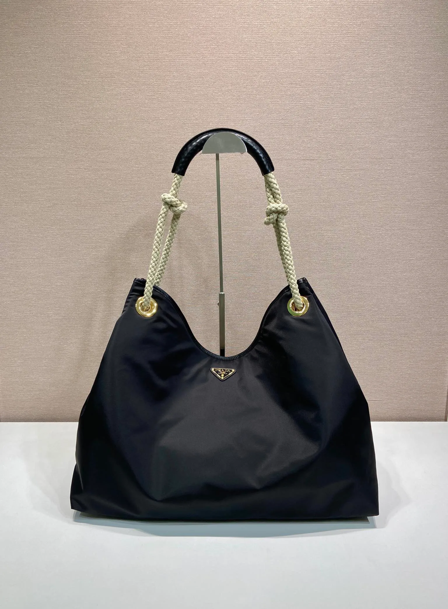 💰1140🎉New tote bag🎉1BC244 large shopping bag🎉🎉 This regenerated nylon bag is inspired by the classic elements of marine style, with novel and exquisite combinations to highlight your lively personality. The sliding braided handles complete the oversize silhouette of this versatile accessory, and the enameled triangular metal logo highlights the brand's identity. The capacity is large and the upper body effect is very attractive😘😘Lightweight and practical, it is also a popular style that will never go out of style🎉🎉 Length 48x Height 39x Bottom 14cm🎉🎉🎉💰💰💰