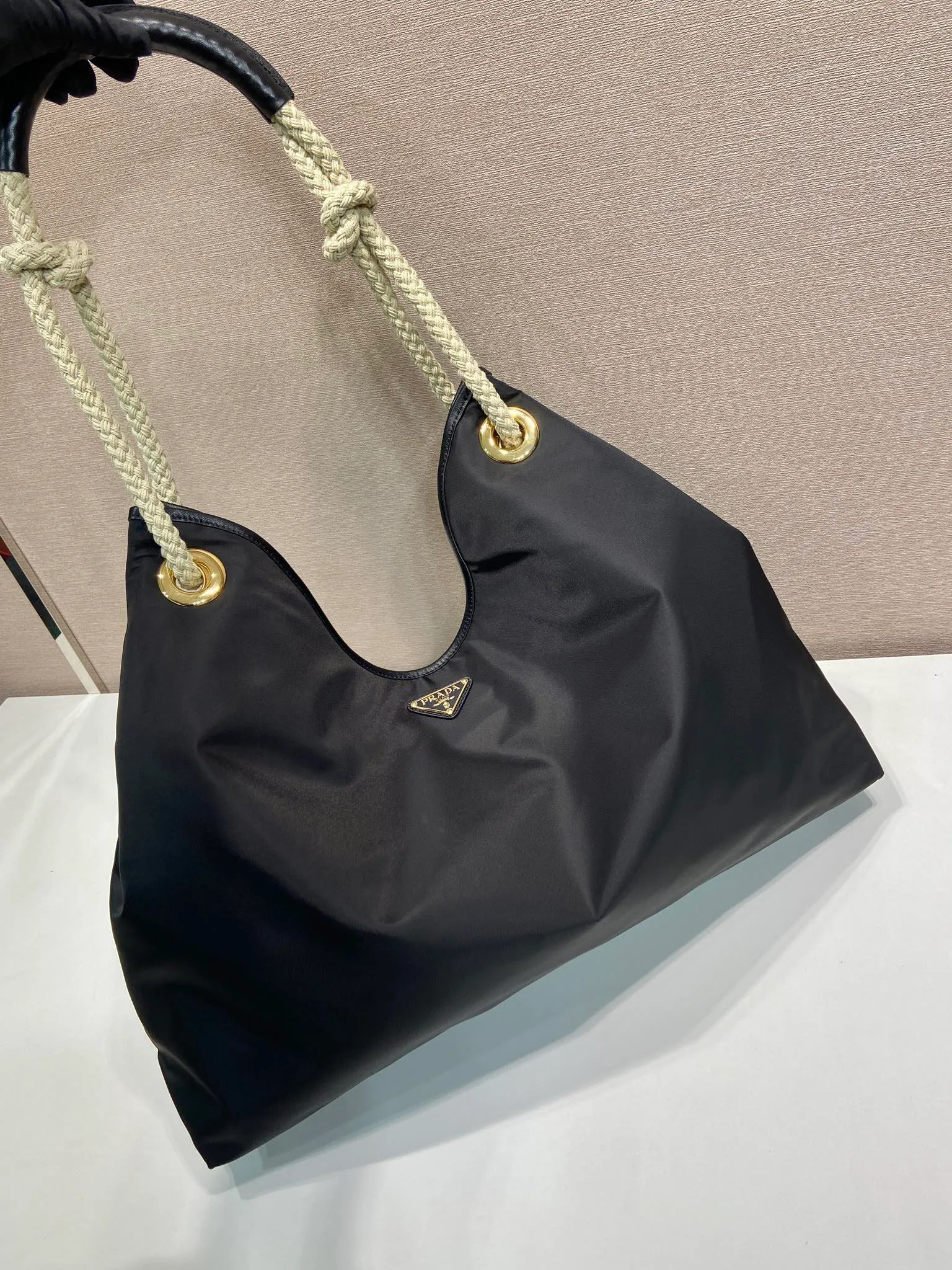 💰1140🎉New tote bag🎉1BC244 large shopping bag🎉🎉 This regenerated nylon bag is inspired by the classic elements of marine style, with novel and exquisite combinations to highlight your lively personality. The sliding braided handles complete the oversize silhouette of this versatile accessory, and the enameled triangular metal logo highlights the brand's identity. The capacity is large and the upper body effect is very attractive😘😘Lightweight and practical, it is also a popular style that will never go out of style🎉🎉 Length 48x Height 39x Bottom 14cm🎉🎉🎉💰💰💰