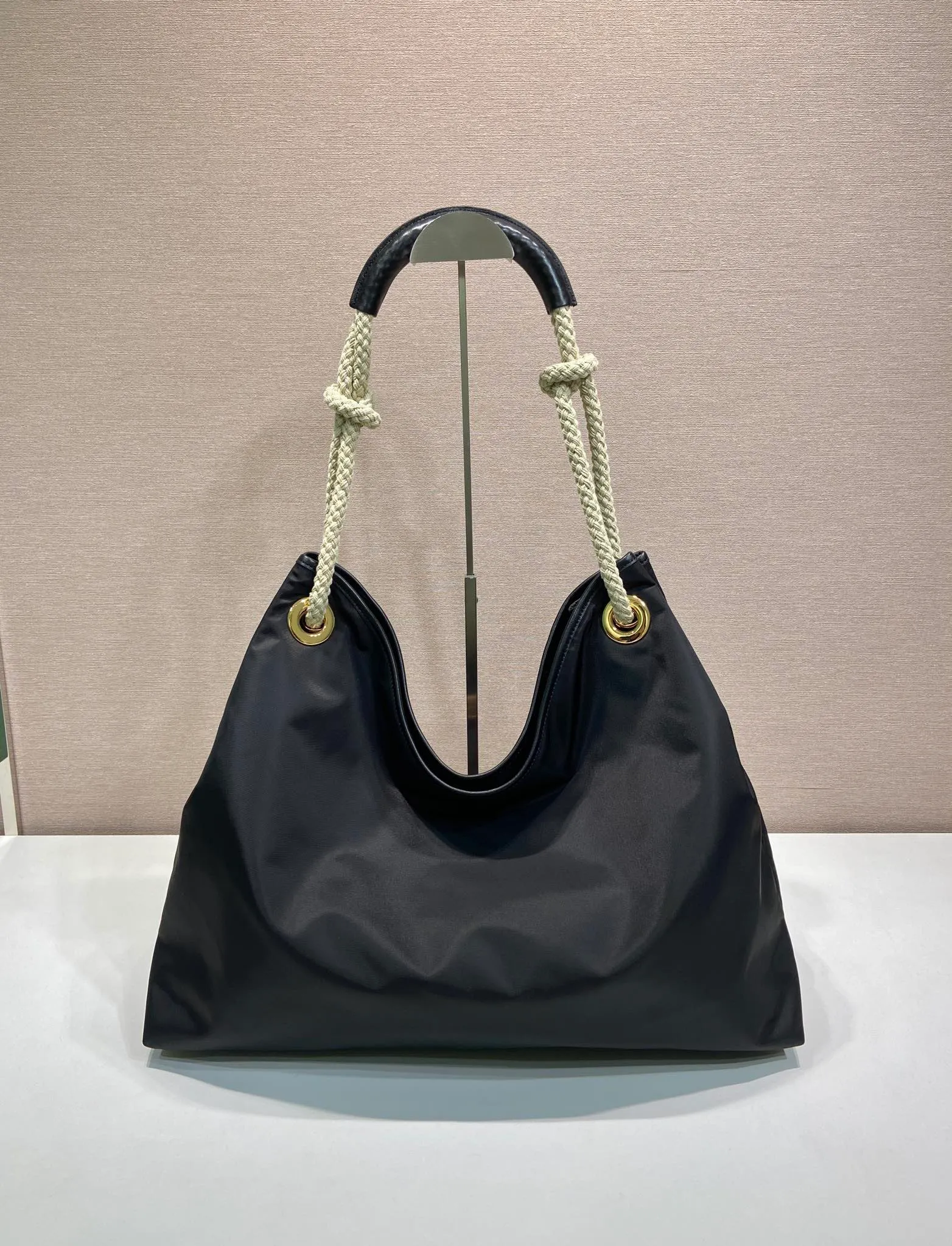 💰1140🎉New tote bag🎉1BC244 large shopping bag🎉🎉 This regenerated nylon bag is inspired by the classic elements of marine style, with novel and exquisite combinations to highlight your lively personality. The sliding braided handles complete the oversize silhouette of this versatile accessory, and the enameled triangular metal logo highlights the brand's identity. The capacity is large and the upper body effect is very attractive😘😘Lightweight and practical, it is also a popular style that will never go out of style🎉🎉 Length 48x Height 39x Bottom 14cm🎉🎉🎉💰💰💰