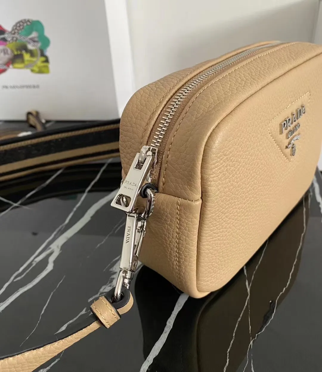 P1160¥ [Top original order] 🎉 New single-pull double shoulder straps 🎉 1BH192 single-layer small size has arrived 🎉 This single-layer double shoulder strap is made of imported deerskin grain cowhide and equipped with two interchangeable and adjustable long shoulder straps. The combination of fabric webbing and cowhide is perfect😘, versatile for mixing and matching different clothes on different occasions😘, large capacity, super soft feel🎉Hurry up and get it🎉Dimensions: length 19x height 12x bottom 6cm