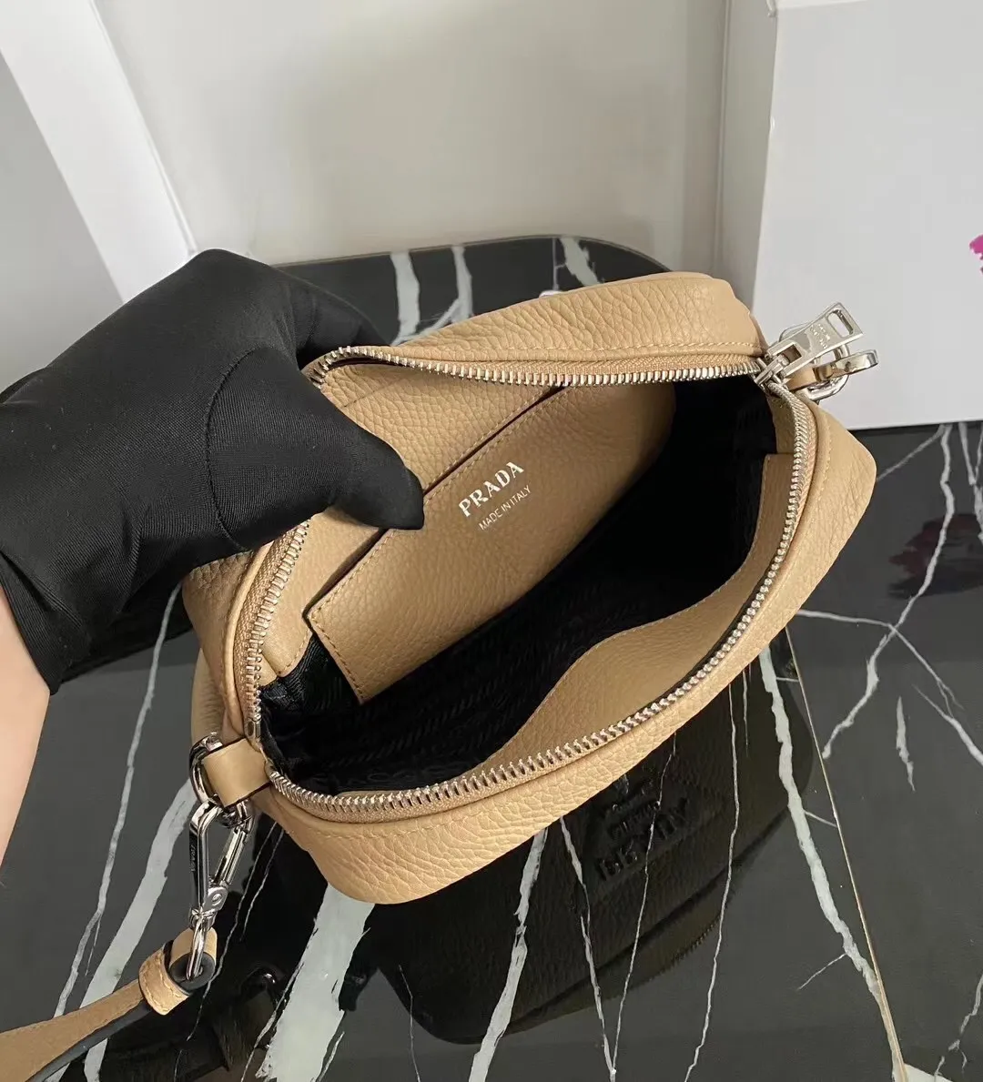 P1160¥ [Top original order] 🎉 New single-pull double shoulder straps 🎉 1BH192 single-layer small size has arrived 🎉 This single-layer double shoulder strap is made of imported deerskin grain cowhide and equipped with two interchangeable and adjustable long shoulder straps. The combination of fabric webbing and cowhide is perfect😘, versatile for mixing and matching different clothes on different occasions😘, large capacity, super soft feel🎉Hurry up and get it🎉Dimensions: length 19x height 12x bottom 6cm