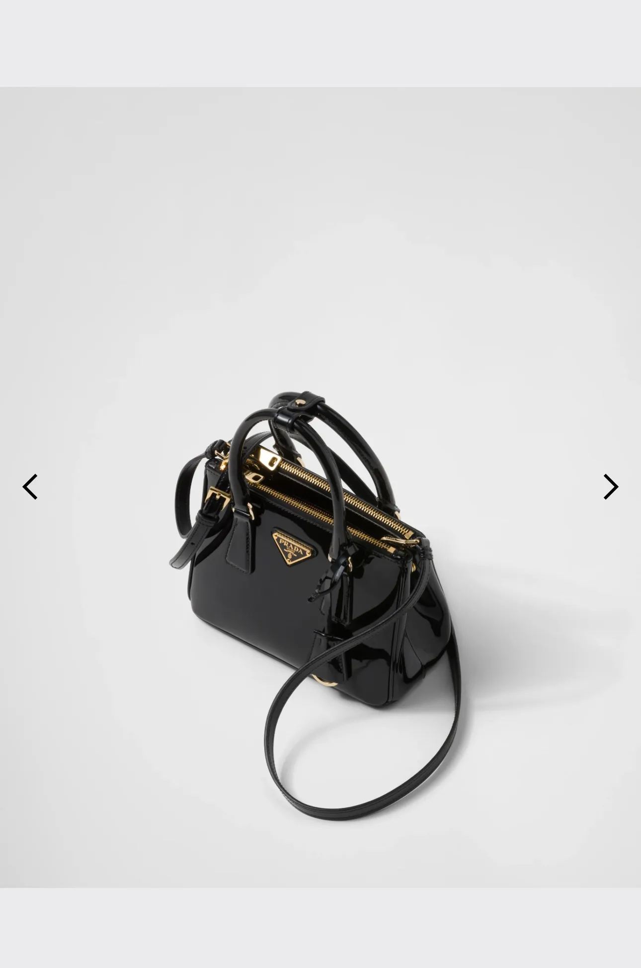 💰1700🎉mini killer🎉1BA906 patent leather🎉🎉 This Galleria handbag is made of imported patent leather, equipped with a detachable shoulder strap and top-grade brushed hardware👍👍. It is a unique interpretation of classic and timeless elegance. For beauties in the current era of fashionable small bags. It’s worth owning, it can be used easily for girls’ daily travel📱💄🚗🔑, it has a large capacity, is beautiful and practical🙊🙊It is a bag that will never go out of style anytime you use it😘😘Hurry up and get it👏👏 Length 20x Height 15x Bottom 9.5cm