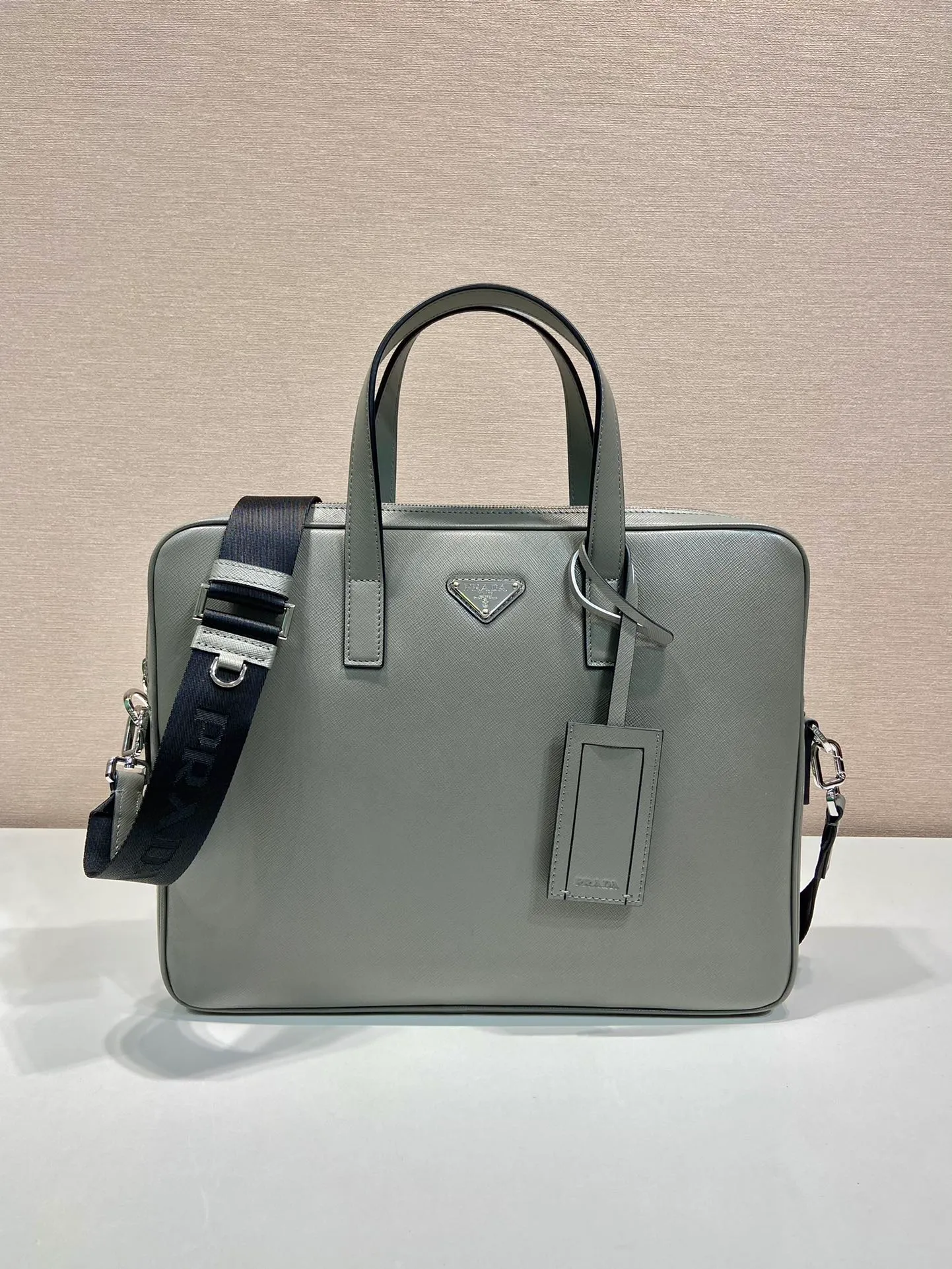💰1840🎉New briefcase🎉2VE368🎉 Made of imported Saffiano cross-grain cowhide, detachable and adjustable nylon shoulder strap design, looks more fashionable, metal accessories and titanium zipper Functional interior compartments: two pockets, one of which is zippered; two leather sliding pockets on the body, this briefcase is designed to be very practical👍👍Men, hurry up and get it💪💪 Length 36 Height 28 Base 4cm
