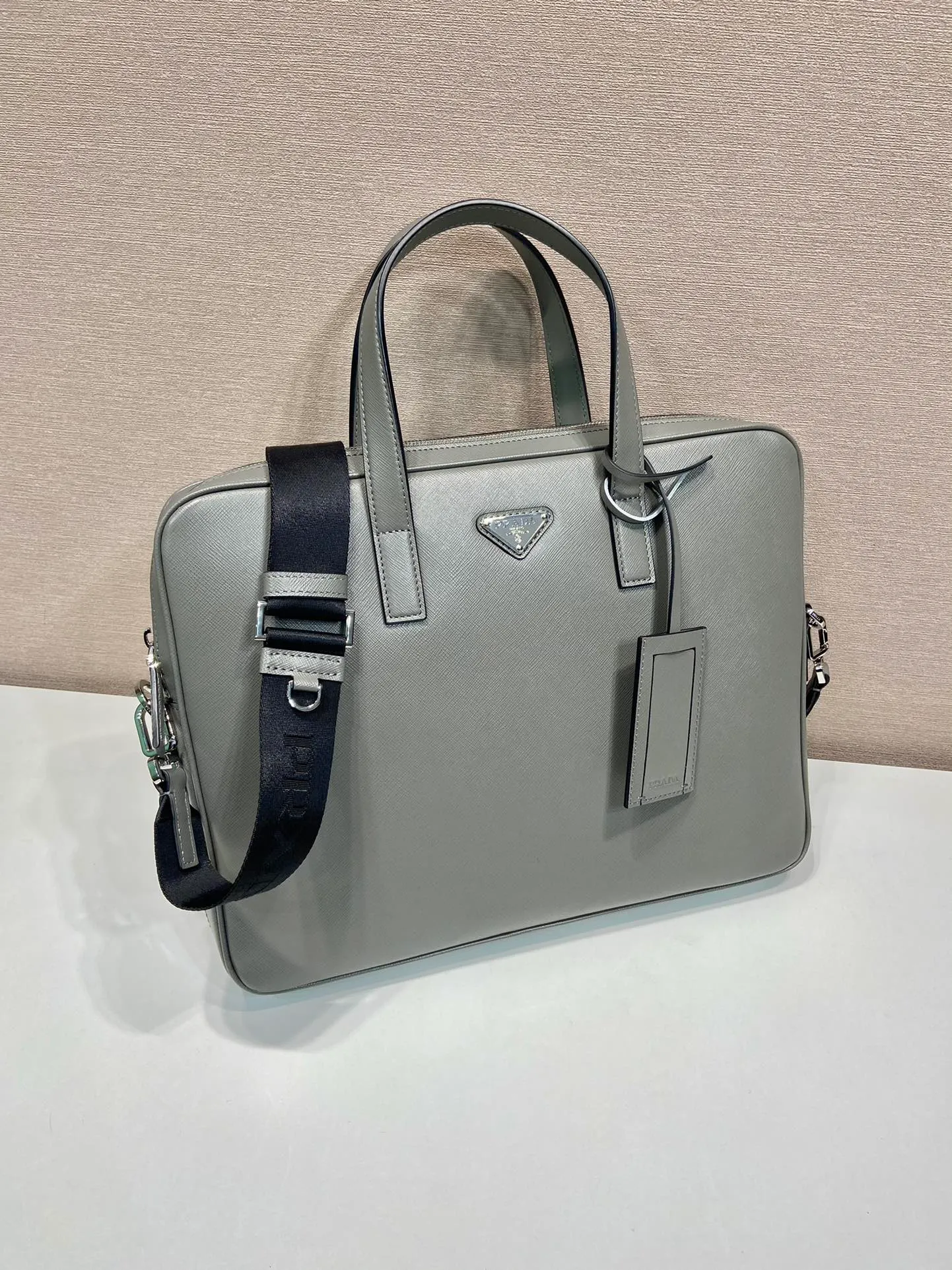 💰1840🎉New briefcase🎉2VE368🎉 Made of imported Saffiano cross-grain cowhide, detachable and adjustable nylon shoulder strap design, looks more fashionable, metal accessories and titanium zipper Functional interior compartments: two pockets, one of which is zippered; two leather sliding pockets on the body, this briefcase is designed to be very practical👍👍Men, hurry up and get it💪💪 Length 36 Height 28 Base 4cm