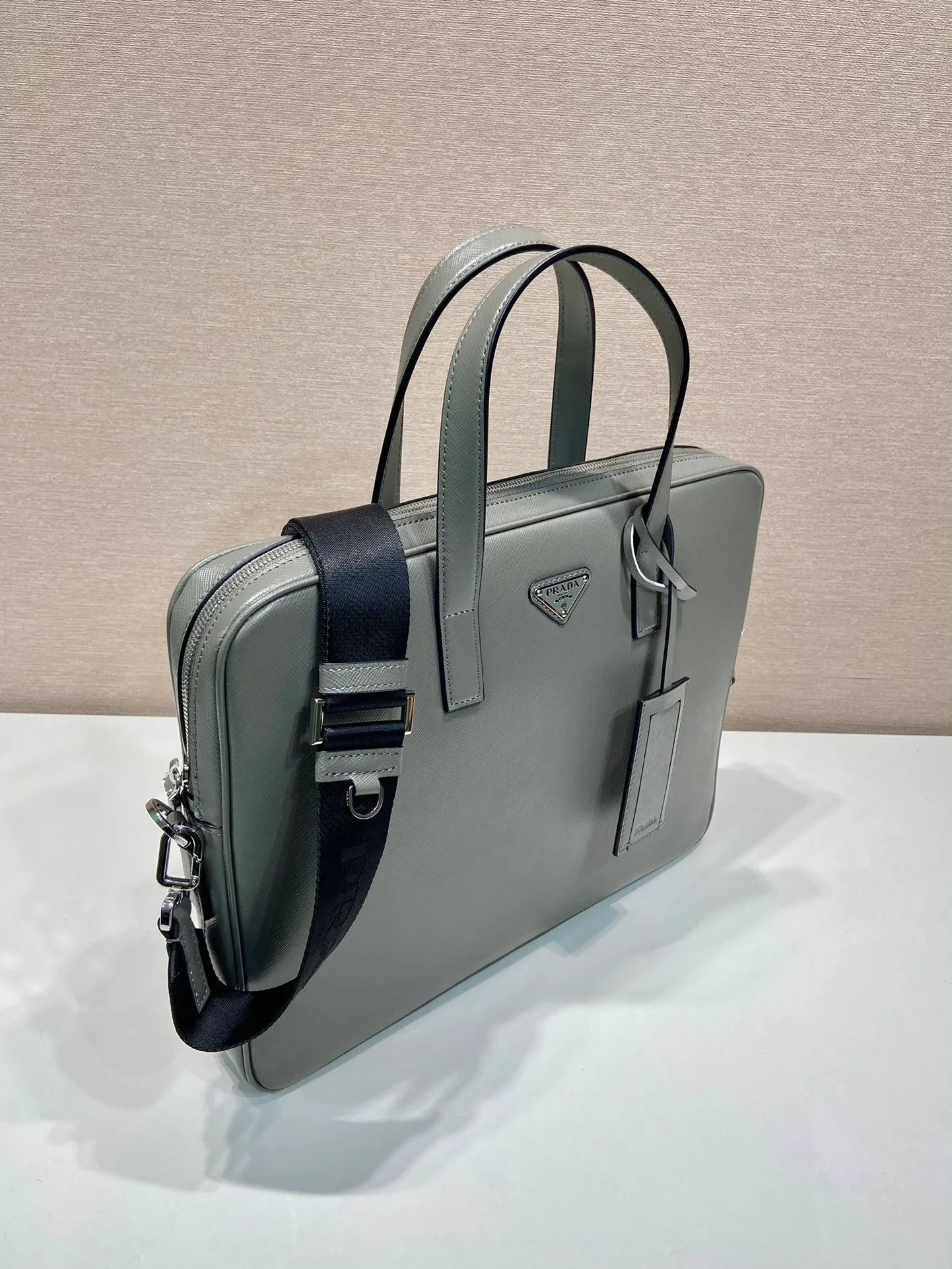 💰1840🎉New briefcase🎉2VE368🎉 Made of imported Saffiano cross-grain cowhide, detachable and adjustable nylon shoulder strap design, looks more fashionable, metal accessories and titanium zipper Functional interior compartments: two pockets, one of which is zippered; two leather sliding pockets on the body, this briefcase is designed to be very practical👍👍Men, hurry up and get it💪💪 Length 36 Height 28 Base 4cm