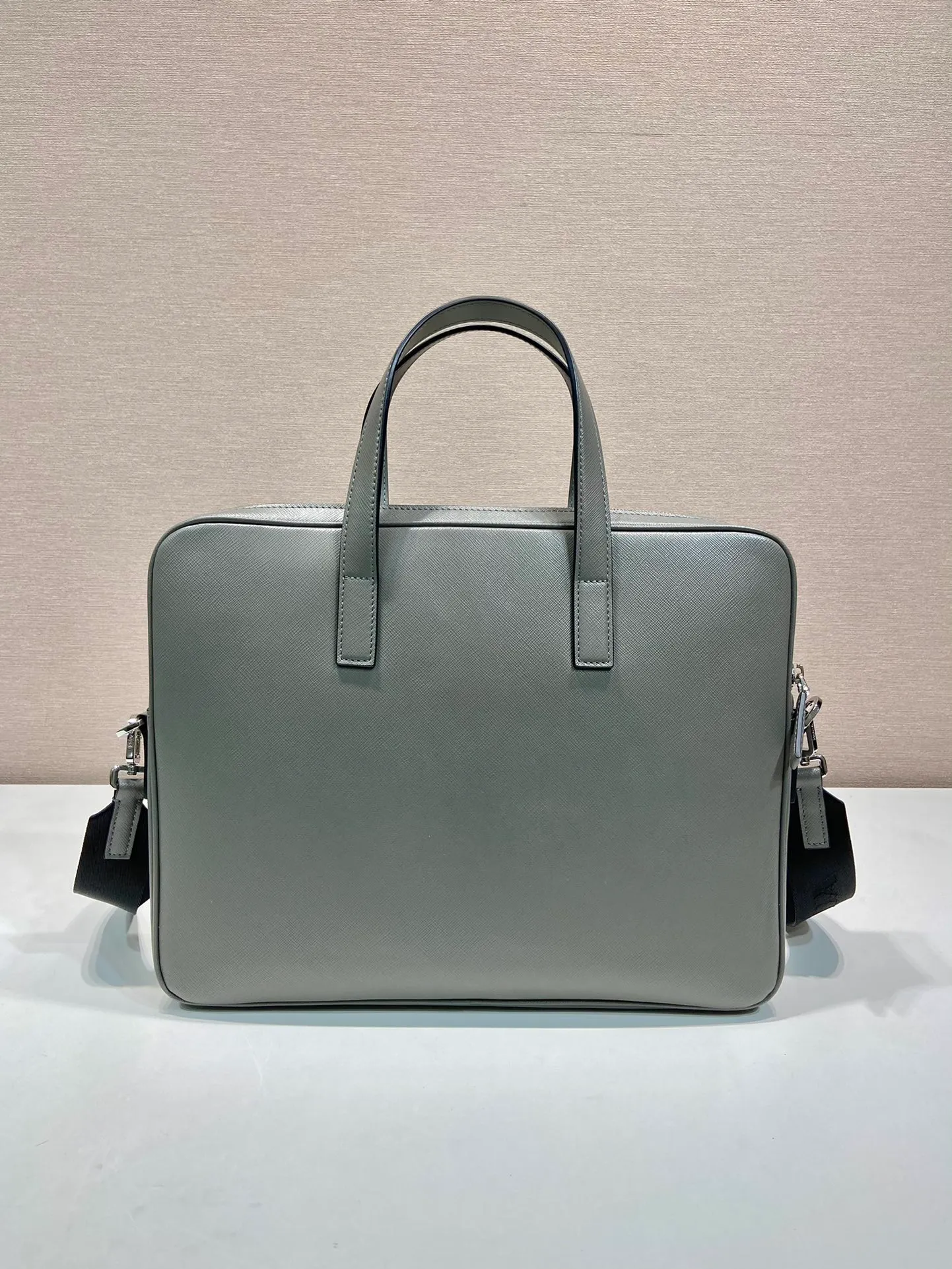 💰1840🎉New briefcase🎉2VE368🎉 Made of imported Saffiano cross-grain cowhide, detachable and adjustable nylon shoulder strap design, looks more fashionable, metal accessories and titanium zipper Functional interior compartments: two pockets, one of which is zippered; two leather sliding pockets on the body, this briefcase is designed to be very practical👍👍Men, hurry up and get it💪💪 Length 36 Height 28 Base 4cm