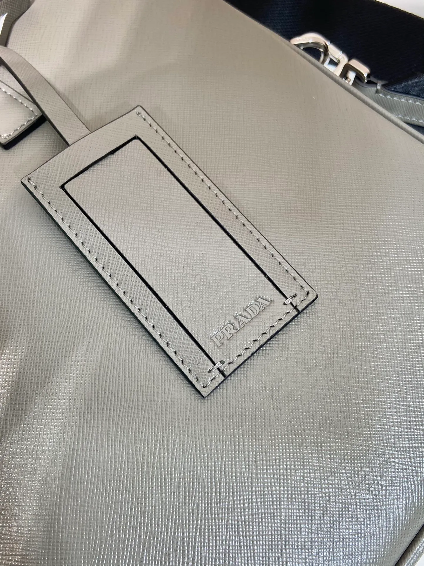💰1840🎉New briefcase🎉2VE368🎉 Made of imported Saffiano cross-grain cowhide, detachable and adjustable nylon shoulder strap design, looks more fashionable, metal accessories and titanium zipper Functional interior compartments: two pockets, one of which is zippered; two leather sliding pockets on the body, this briefcase is designed to be very practical👍👍Men, hurry up and get it💪💪 Length 36 Height 28 Base 4cm
