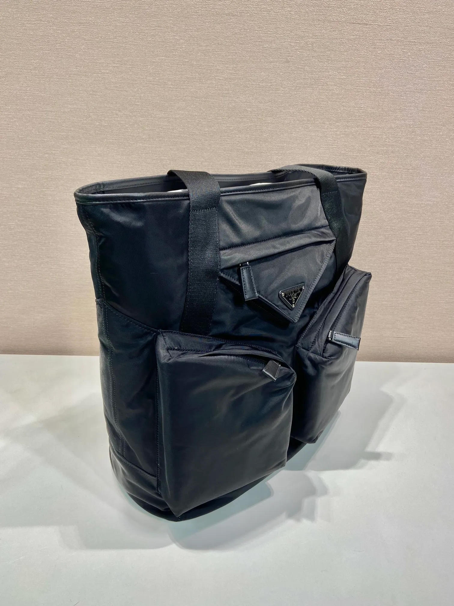 💰1320🎉New tote bag🎉2VG120🎉🎉 This tote bag is made of imported nylon fabric. Generously spacious, it features adjustable handles and a distinctive large slanted cargo pocket surrounding a triangular center pocket, embellished with an enameled triangular metal logo. The contrast between shape and material is fully demonstrated, adding a stylish casual charm to this accessory. Babies, hurry up and get it! Worth owning🎉🎉 Length 31.5x Height 42.5x Bottom 16cm🎉🎉🎉👏👏👏
