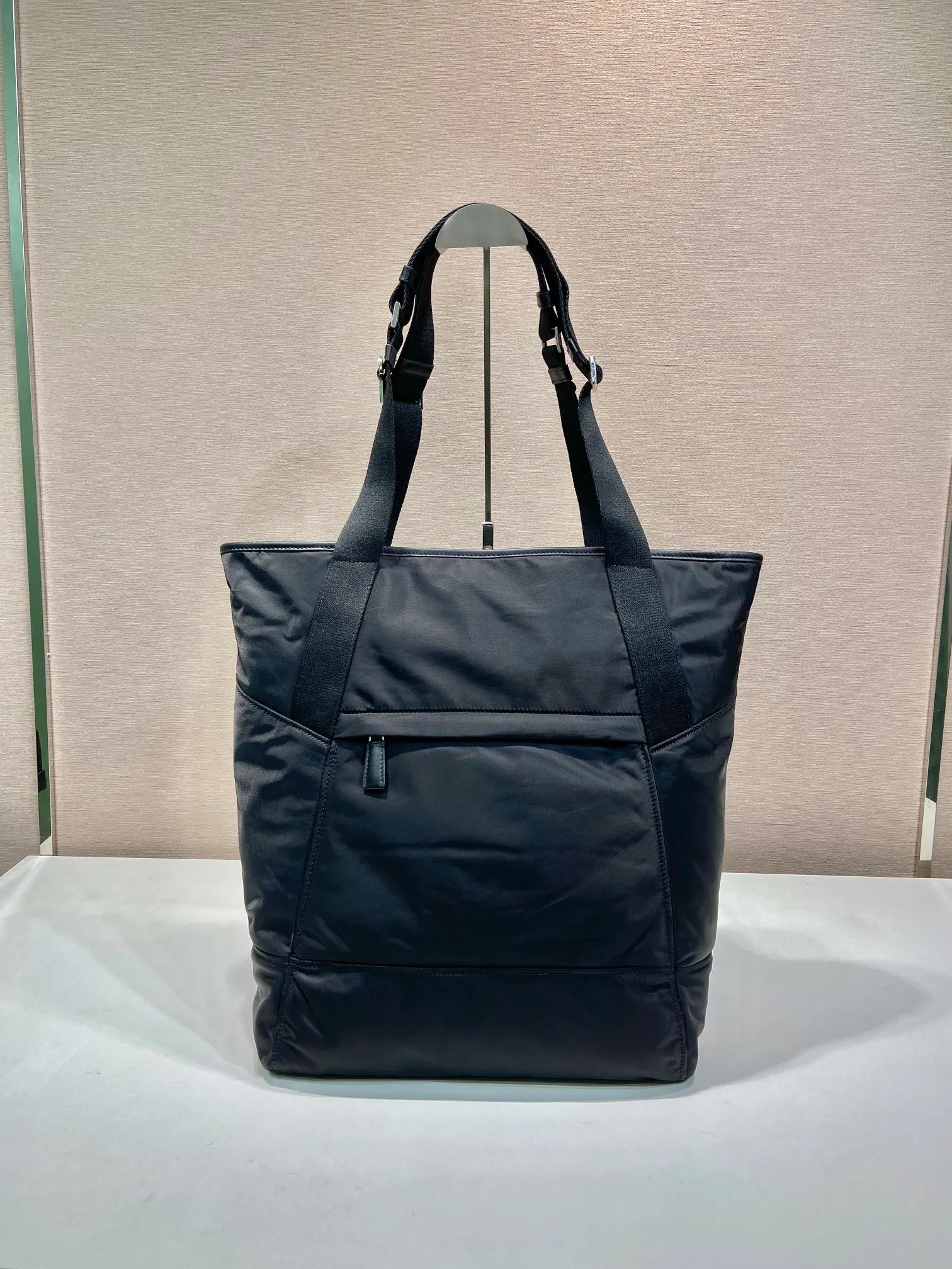 💰1320🎉New tote bag🎉2VG120🎉🎉 This tote bag is made of imported nylon fabric. Generously spacious, it features adjustable handles and a distinctive large slanted cargo pocket surrounding a triangular center pocket, embellished with an enameled triangular metal logo. The contrast between shape and material is fully demonstrated, adding a stylish casual charm to this accessory. Babies, hurry up and get it! Worth owning🎉🎉 Length 31.5x Height 42.5x Bottom 16cm🎉🎉🎉👏👏👏
