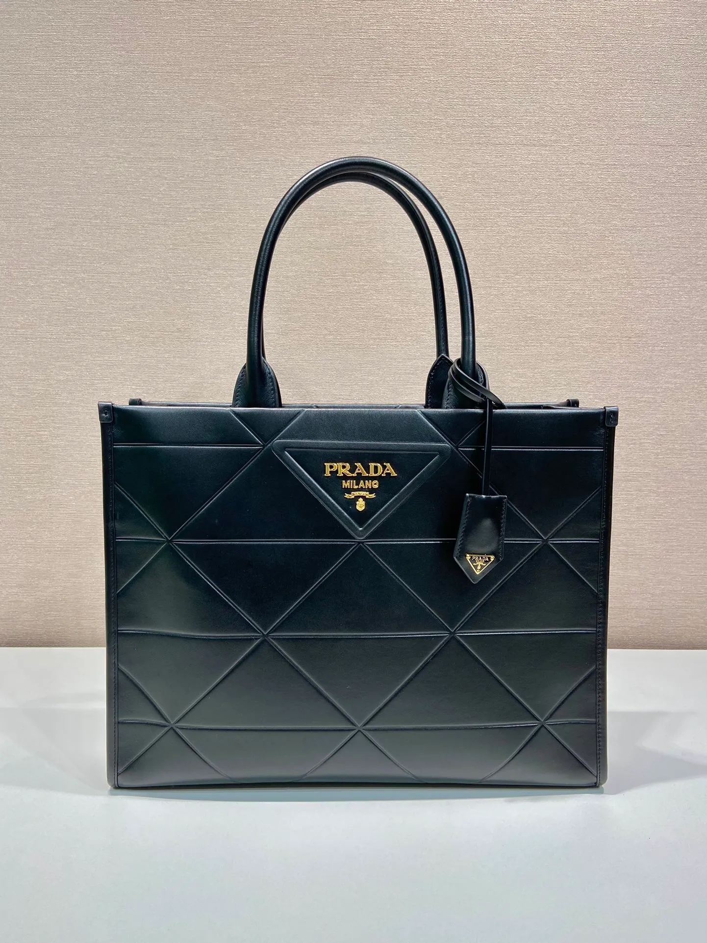 💰1900🎉New Triangular Diamond Tote Bag🎉1BA377 Tote Bag🎉Large Size🎉 This tote bag is made of imported calfskin, with a purely handmade triangular diamond pattern design. The mark is composed of an embossed triangle and a hardware loose mark. Interior compartment with zip pockets. Simple and elegant, full of fashion sense. Babies, hurry up and get started. 🎉🎉 Length 39x Height 30x Bottom 12cm🎉🎉🎉👏👏👏