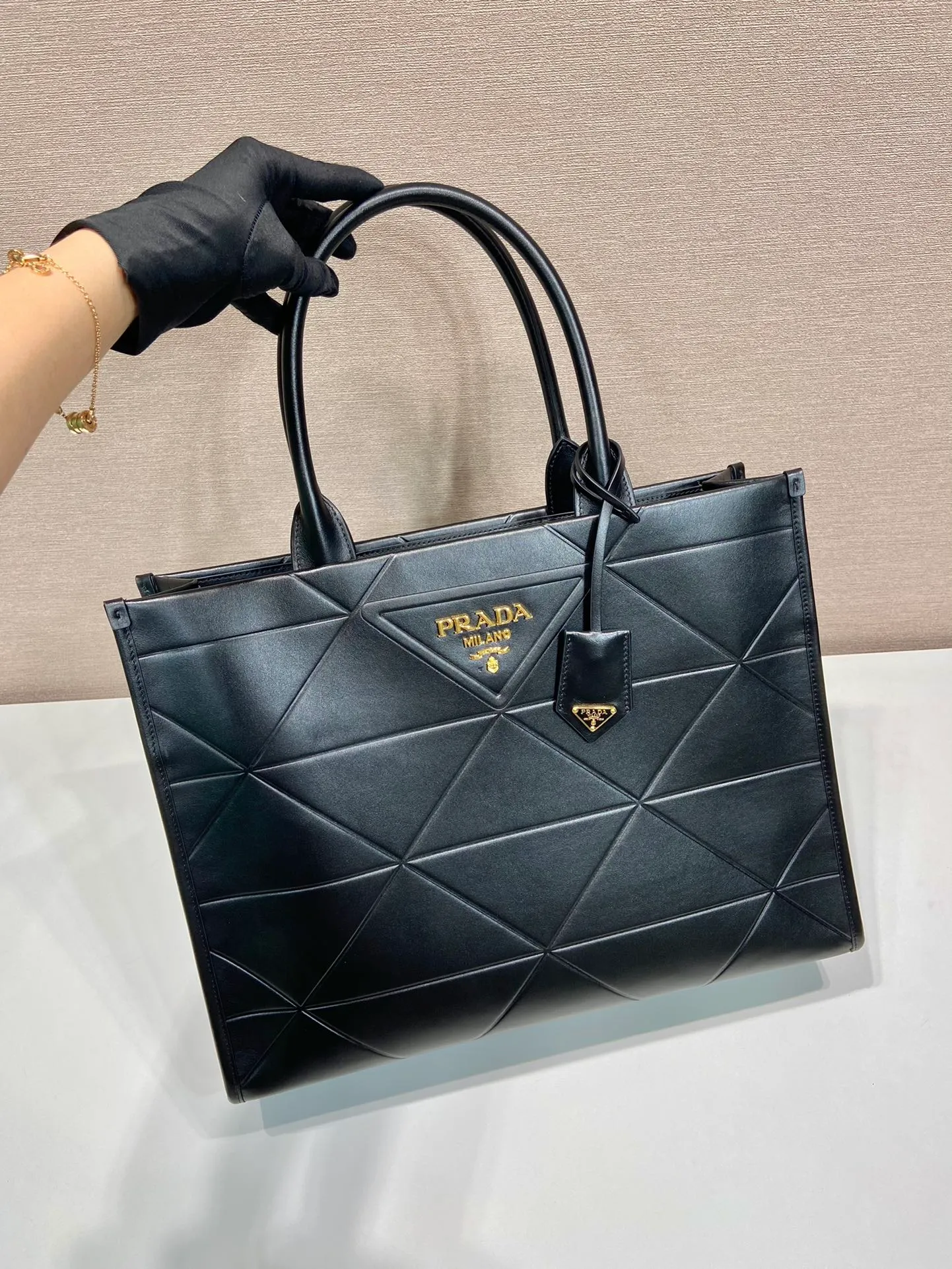 💰1900🎉New Triangular Diamond Tote Bag🎉1BA377 Tote Bag🎉Large Size🎉 This tote bag is made of imported calfskin, with a purely handmade triangular diamond pattern design. The mark is composed of an embossed triangle and a hardware loose mark. Interior compartment with zip pockets. Simple and elegant, full of fashion sense. Babies, hurry up and get started. 🎉🎉 Length 39x Height 30x Bottom 12cm🎉🎉🎉👏👏👏