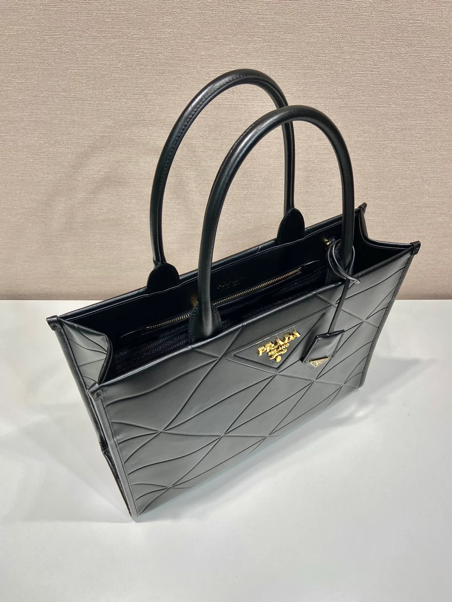 💰1900🎉New Triangular Diamond Tote Bag🎉1BA377 Tote Bag🎉Large Size🎉 This tote bag is made of imported calfskin, with a purely handmade triangular diamond pattern design. The mark is composed of an embossed triangle and a hardware loose mark. Interior compartment with zip pockets. Simple and elegant, full of fashion sense. Babies, hurry up and get started. 🎉🎉 Length 39x Height 30x Bottom 12cm🎉🎉🎉👏👏👏