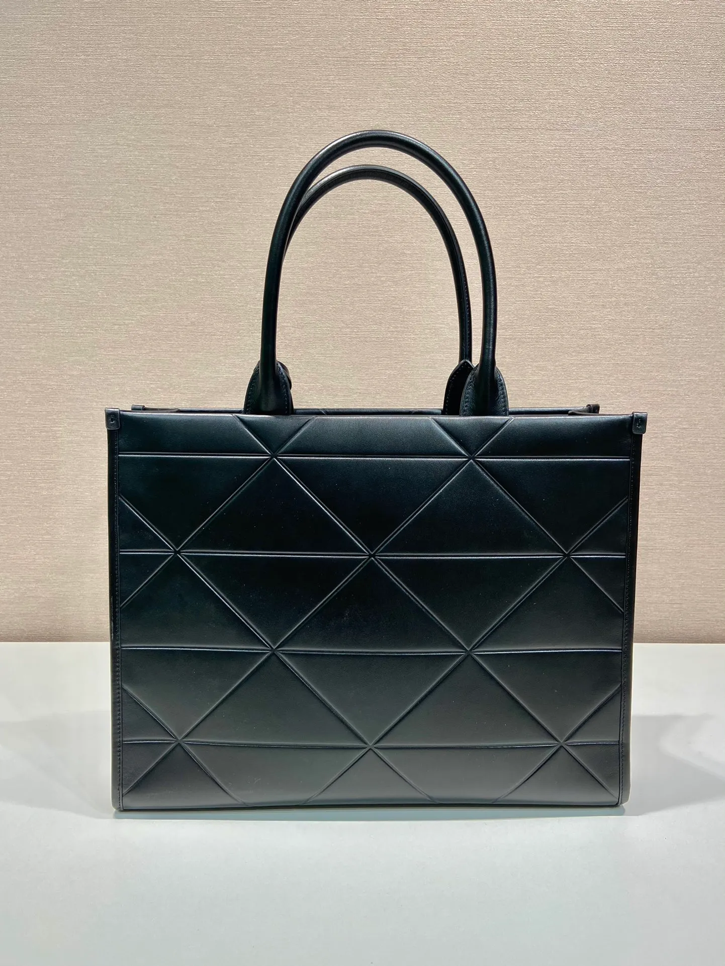 💰1900🎉New Triangular Diamond Tote Bag🎉1BA377 Tote Bag🎉Large Size🎉 This tote bag is made of imported calfskin, with a purely handmade triangular diamond pattern design. The mark is composed of an embossed triangle and a hardware loose mark. Interior compartment with zip pockets. Simple and elegant, full of fashion sense. Babies, hurry up and get started. 🎉🎉 Length 39x Height 30x Bottom 12cm🎉🎉🎉👏👏👏