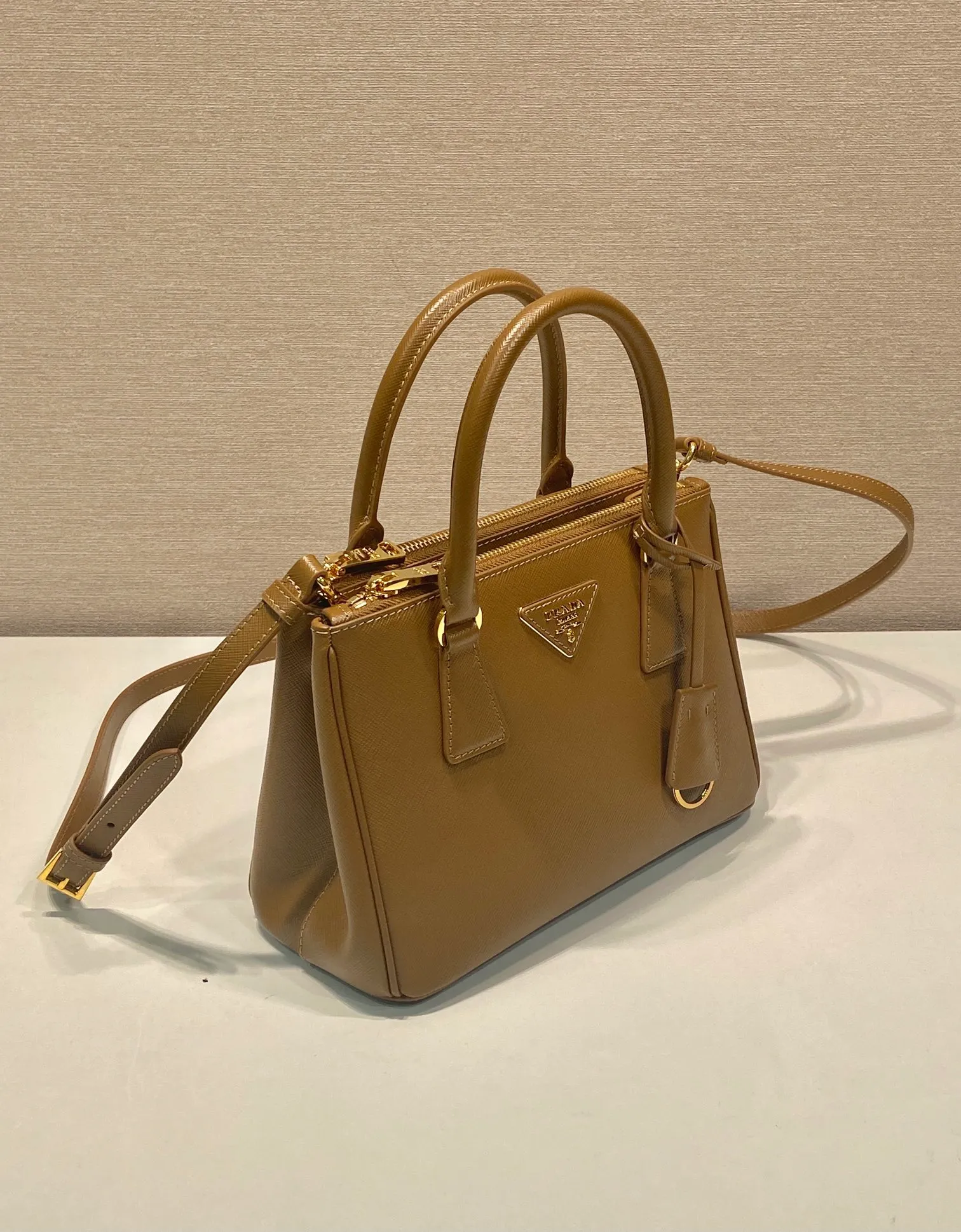 💰1800💋Classic hot model 1BA896💋Original item/fully upgraded version🤙🤙Made of imported cross-grain cowhide. Top brushed hardware🤙🤙Galleria The handbag design is classic and timeless, the most iconic killer bag👏🏻👏🏻, a timeless style, equipped with multiple pockets and a detachable shoulder strap, length 24.5x height 16.5x bottom 11cm🤙🤙🤙💰💰💰