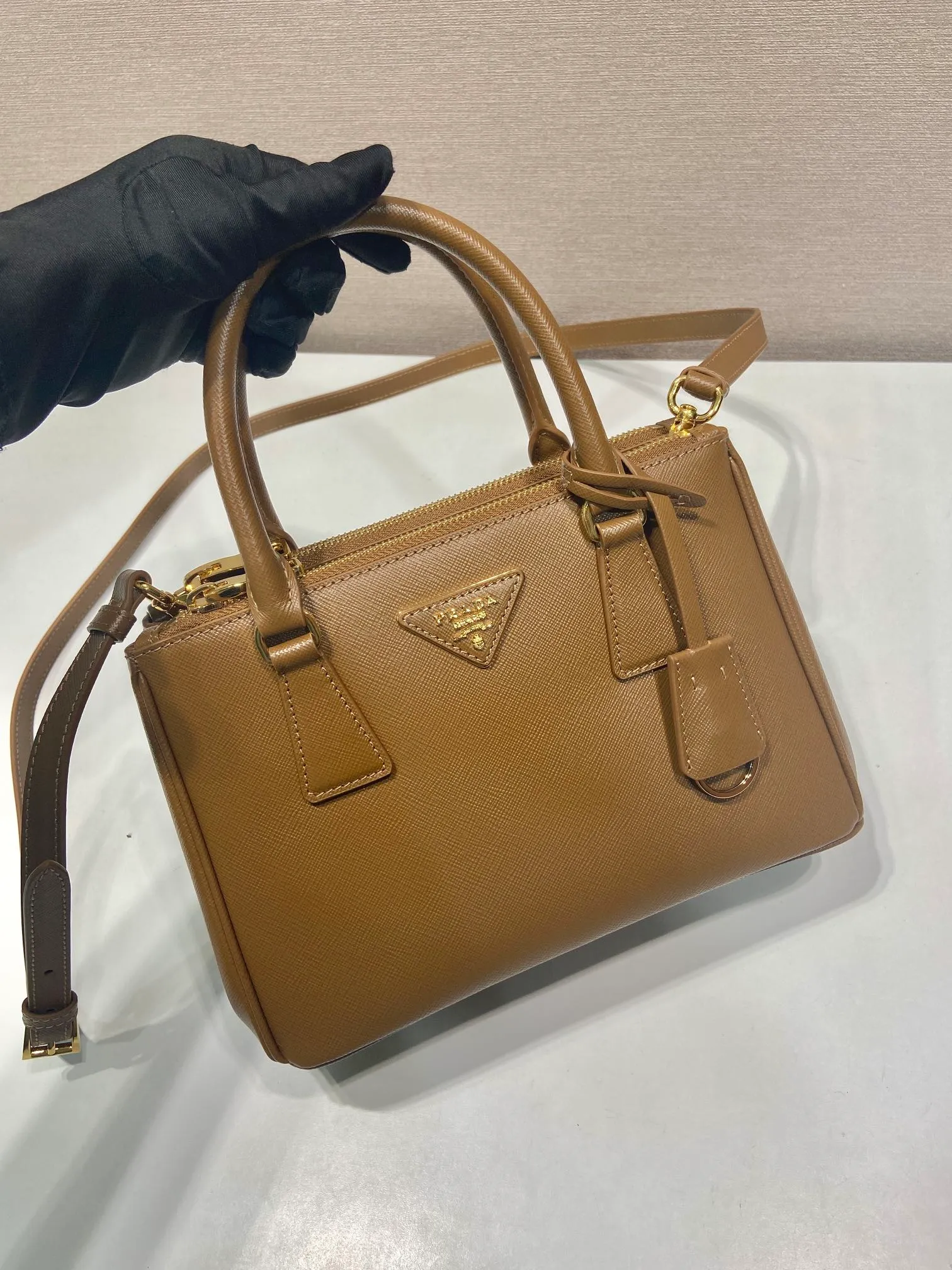 💰1800💋Classic hot model 1BA896💋Original item/fully upgraded version🤙🤙Made of imported cross-grain cowhide. Top brushed hardware🤙🤙Galleria The handbag design is classic and timeless, the most iconic killer bag👏🏻👏🏻, a timeless style, equipped with multiple pockets and a detachable shoulder strap, length 24.5x height 16.5x bottom 11cm🤙🤙🤙💰💰💰
