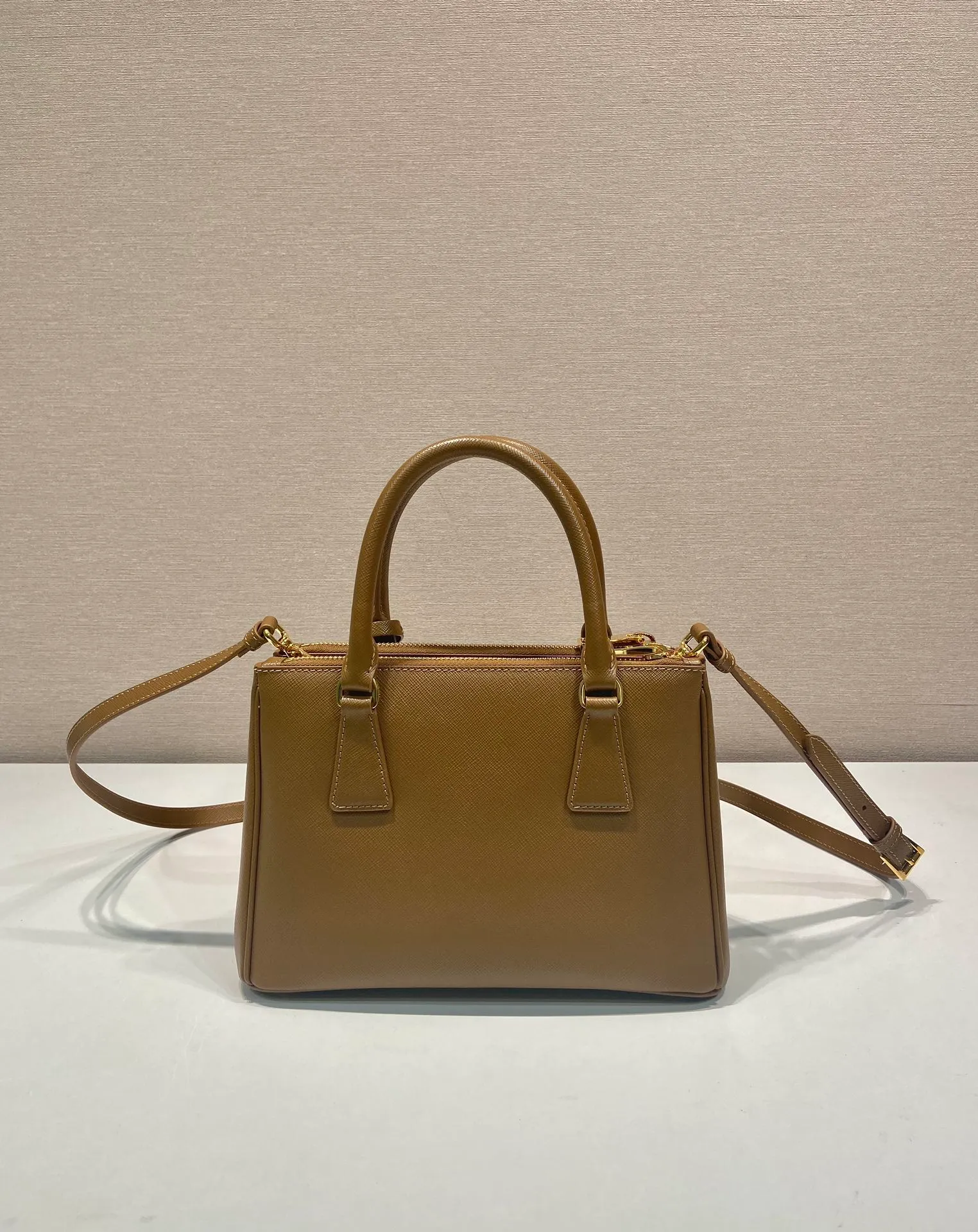 💰1800💋Classic hot model 1BA896💋Original item/fully upgraded version🤙🤙Made of imported cross-grain cowhide. Top brushed hardware🤙🤙Galleria The handbag design is classic and timeless, the most iconic killer bag👏🏻👏🏻, a timeless style, equipped with multiple pockets and a detachable shoulder strap, length 24.5x height 16.5x bottom 11cm🤙🤙🤙💰💰💰