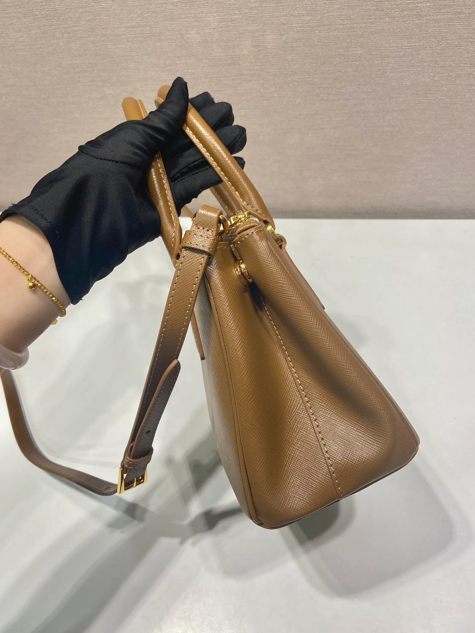 💰1800💋Classic hot model 1BA896💋Original item/fully upgraded version🤙🤙Made of imported cross-grain cowhide. Top brushed hardware🤙🤙Galleria The handbag design is classic and timeless, the most iconic killer bag👏🏻👏🏻, a timeless style, equipped with multiple pockets and a detachable shoulder strap, length 24.5x height 16.5x bottom 11cm🤙🤙🤙💰💰💰