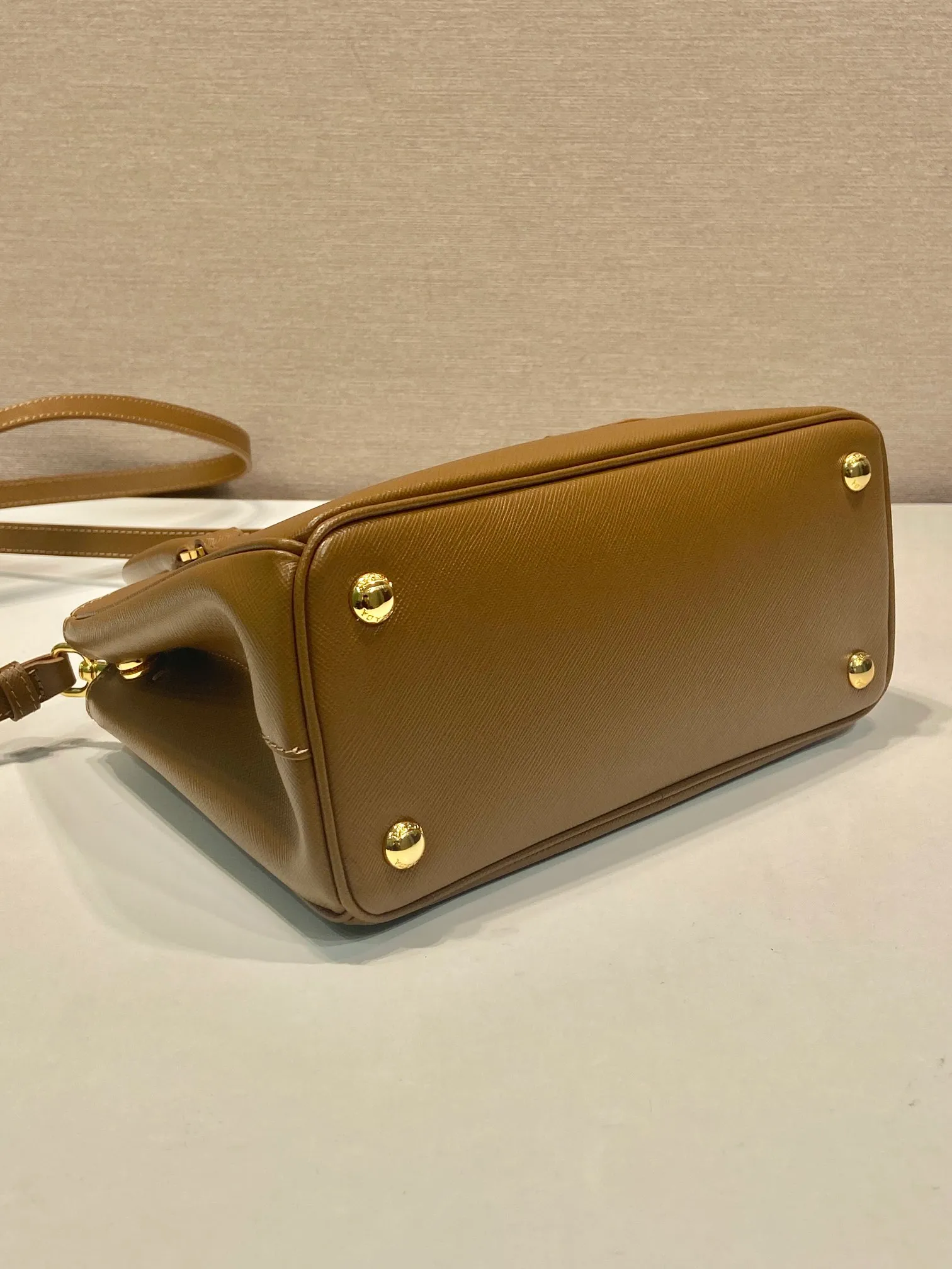 💰1800💋Classic hot model 1BA896💋Original item/fully upgraded version🤙🤙Made of imported cross-grain cowhide. Top brushed hardware🤙🤙Galleria The handbag design is classic and timeless, the most iconic killer bag👏🏻👏🏻, a timeless style, equipped with multiple pockets and a detachable shoulder strap, length 24.5x height 16.5x bottom 11cm🤙🤙🤙💰💰💰