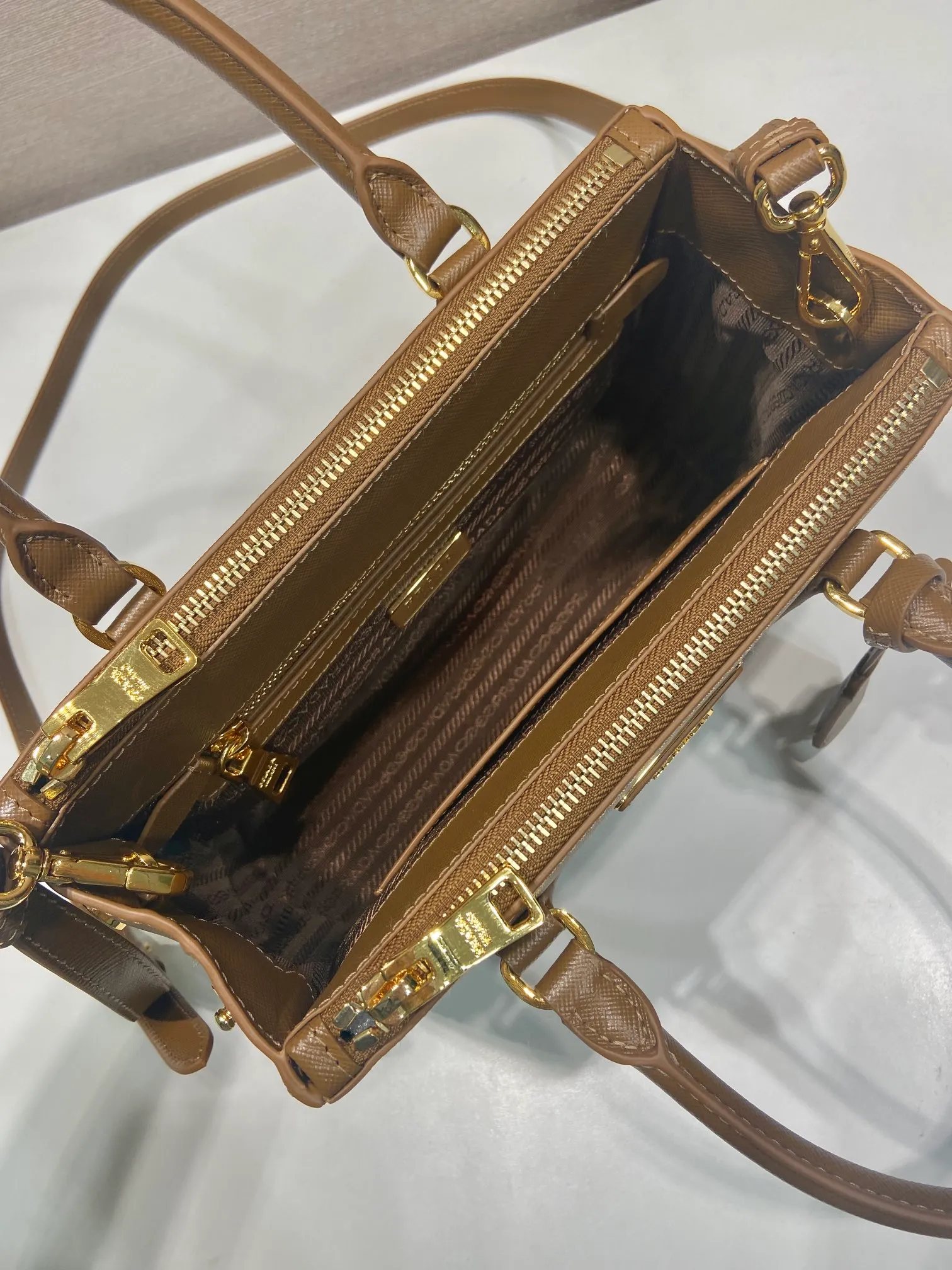 💰1800💋Classic hot model 1BA896💋Original item/fully upgraded version🤙🤙Made of imported cross-grain cowhide. Top brushed hardware🤙🤙Galleria The handbag design is classic and timeless, the most iconic killer bag👏🏻👏🏻, a timeless style, equipped with multiple pockets and a detachable shoulder strap, length 24.5x height 16.5x bottom 11cm🤙🤙🤙💰💰💰