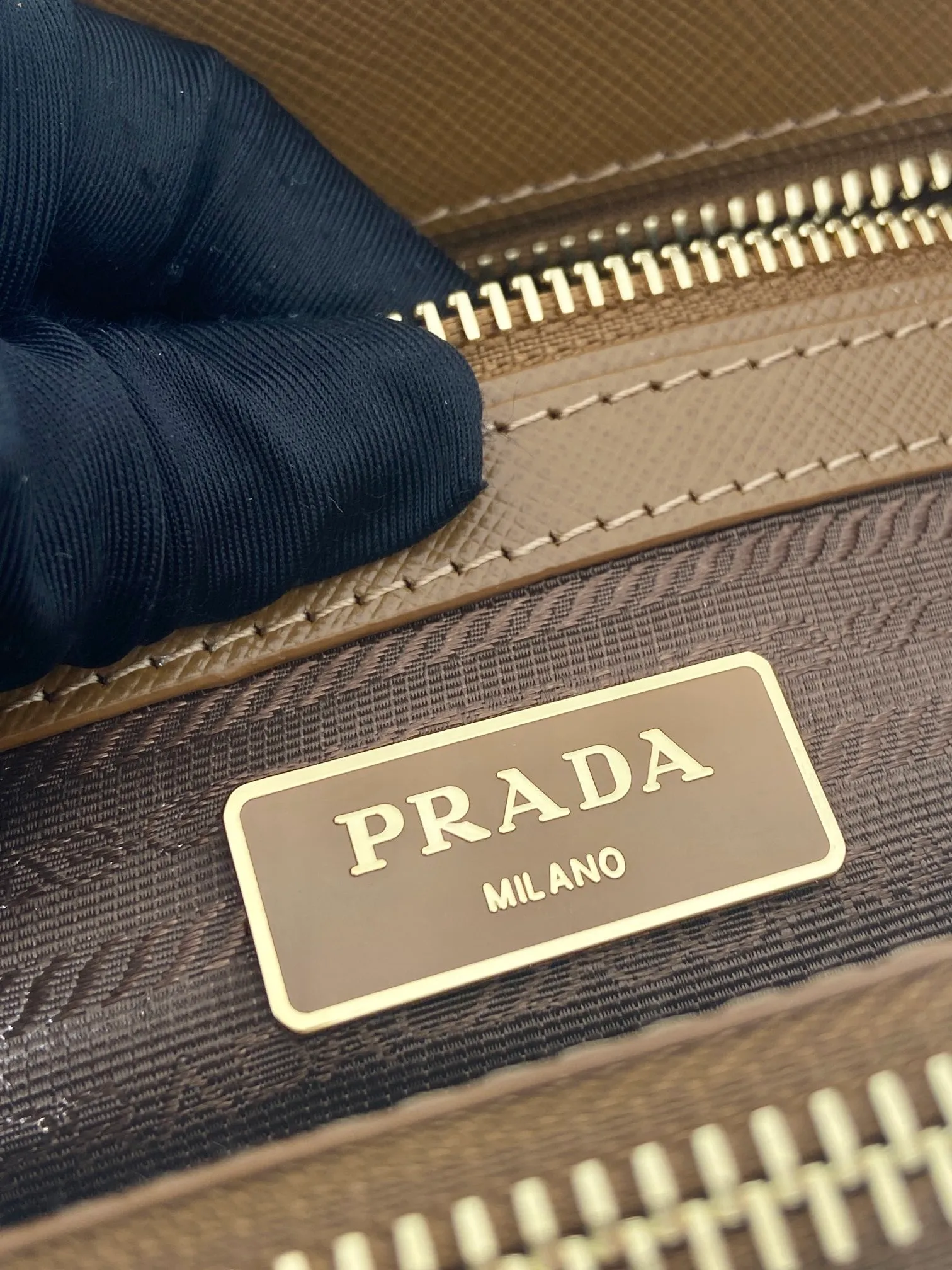 💰1800💋Classic hot model 1BA896💋Original item/fully upgraded version🤙🤙Made of imported cross-grain cowhide. Top brushed hardware🤙🤙Galleria The handbag design is classic and timeless, the most iconic killer bag👏🏻👏🏻, a timeless style, equipped with multiple pockets and a detachable shoulder strap, length 24.5x height 16.5x bottom 11cm🤙🤙🤙💰💰💰