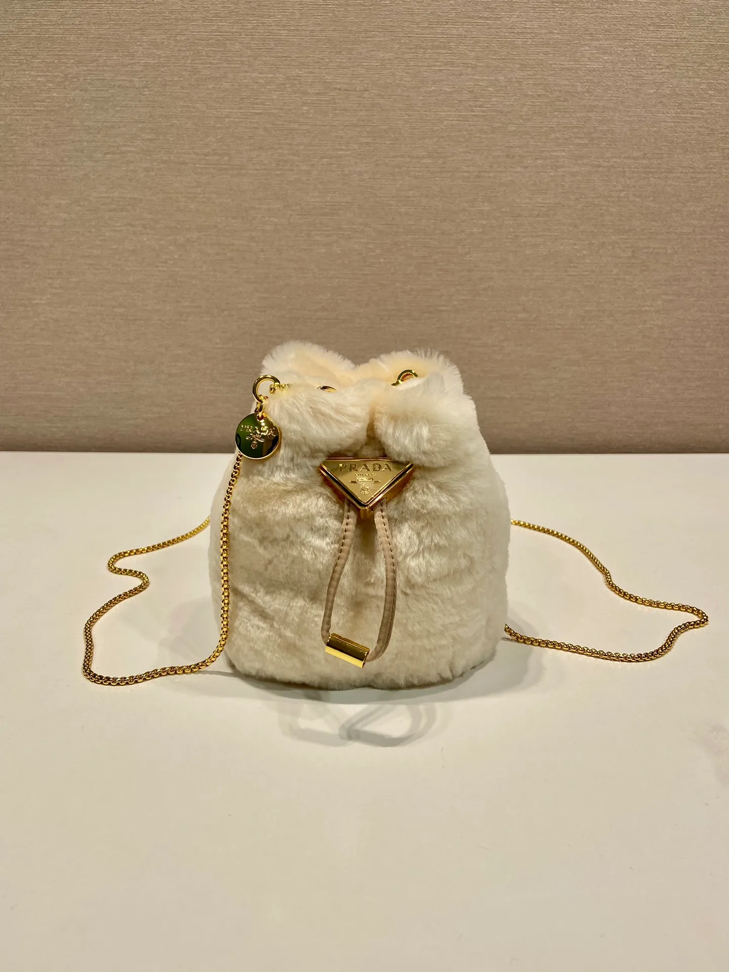 💰960🎉Mini mini bucket bag🎉1NR016🎉 This small bag is equipped with soft shearling, showing modern elegance and full of winter charm. It has a chain shoulder strap and a drawstring top decorated with an enameled metal triangle logo. The upper body effect is fashionable and cute, and it is also a popular style recognized by Internet celebrities🎉A must-have for winter, get it now🎉🎉 Length 9x Height 9.5x Bottom 6cm🎉🎉🎉👏👏👏