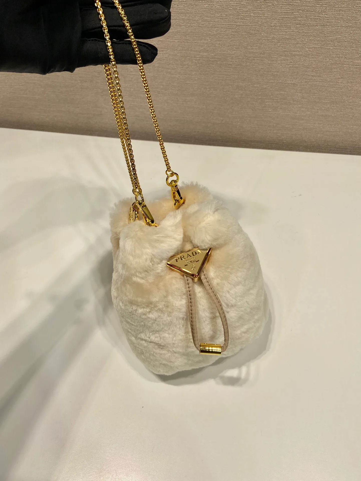 💰960🎉Mini mini bucket bag🎉1NR016🎉 This small bag is equipped with soft shearling, showing modern elegance and full of winter charm. It has a chain shoulder strap and a drawstring top decorated with an enameled metal triangle logo. The upper body effect is fashionable and cute, and it is also a popular style recognized by Internet celebrities🎉A must-have for winter, get it now🎉🎉 Length 9x Height 9.5x Bottom 6cm🎉🎉🎉👏👏👏