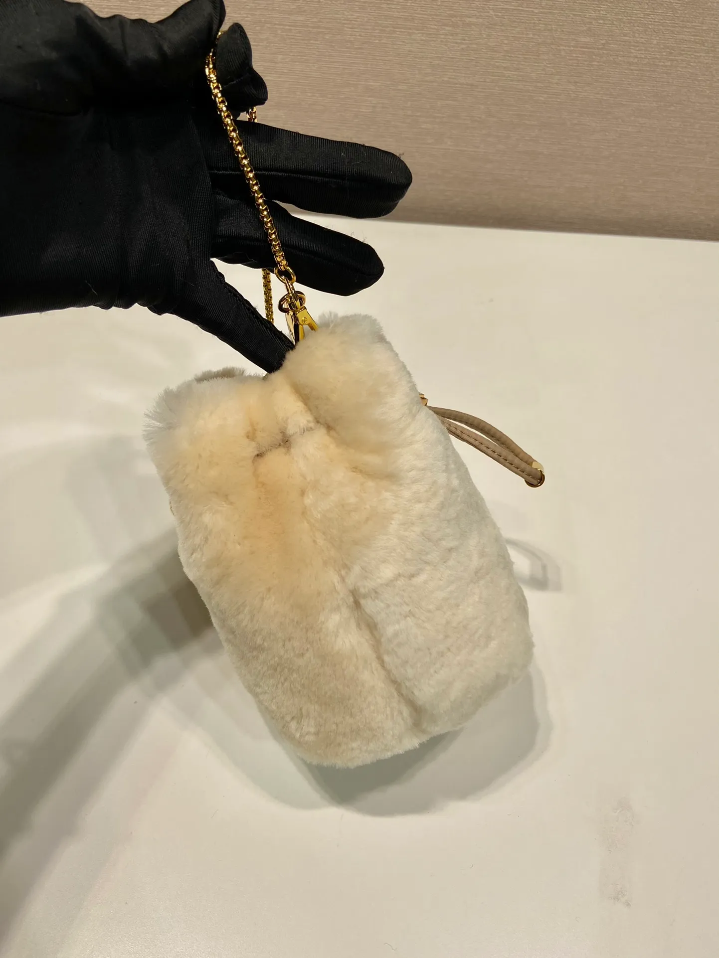 💰960🎉Mini mini bucket bag🎉1NR016🎉 This small bag is equipped with soft shearling, showing modern elegance and full of winter charm. It has a chain shoulder strap and a drawstring top decorated with an enameled metal triangle logo. The upper body effect is fashionable and cute, and it is also a popular style recognized by Internet celebrities🎉A must-have for winter, get it now🎉🎉 Length 9x Height 9.5x Bottom 6cm🎉🎉🎉👏👏👏