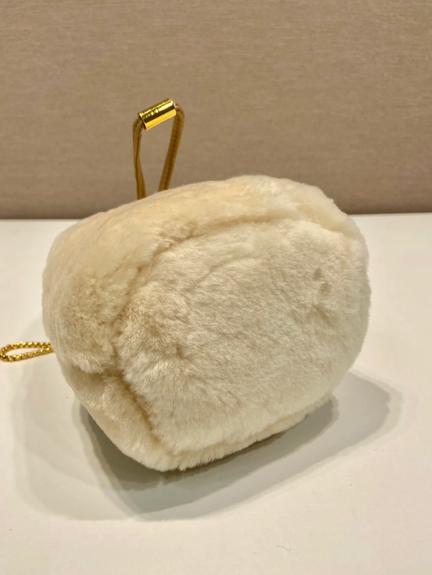 💰960🎉Mini mini bucket bag🎉1NR016🎉 This small bag is equipped with soft shearling, showing modern elegance and full of winter charm. It has a chain shoulder strap and a drawstring top decorated with an enameled metal triangle logo. The upper body effect is fashionable and cute, and it is also a popular style recognized by Internet celebrities🎉A must-have for winter, get it now🎉🎉 Length 9x Height 9.5x Bottom 6cm🎉🎉🎉👏👏👏