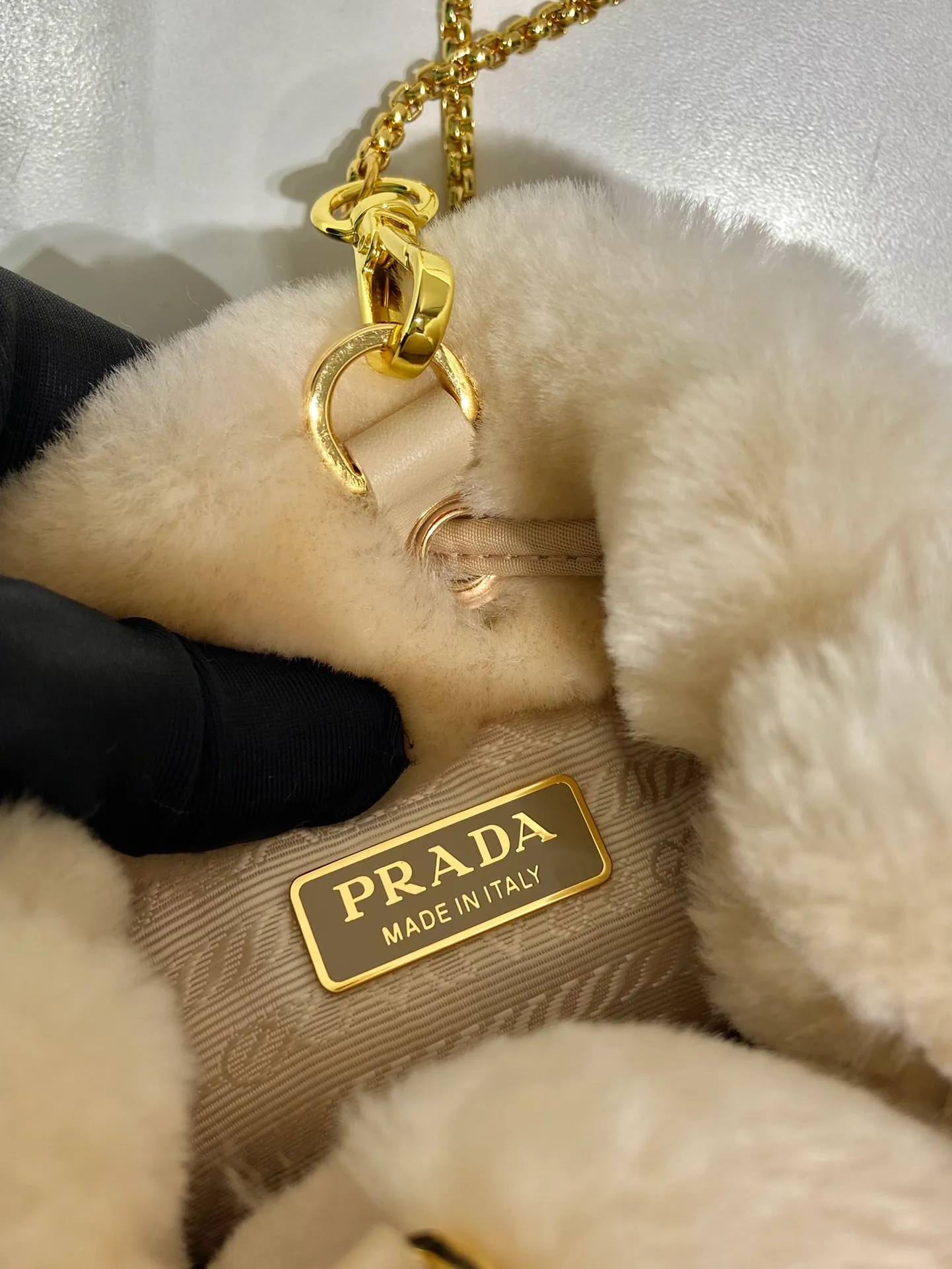 💰960🎉Mini mini bucket bag🎉1NR016🎉 This small bag is equipped with soft shearling, showing modern elegance and full of winter charm. It has a chain shoulder strap and a drawstring top decorated with an enameled metal triangle logo. The upper body effect is fashionable and cute, and it is also a popular style recognized by Internet celebrities🎉A must-have for winter, get it now🎉🎉 Length 9x Height 9.5x Bottom 6cm🎉🎉🎉👏👏👏