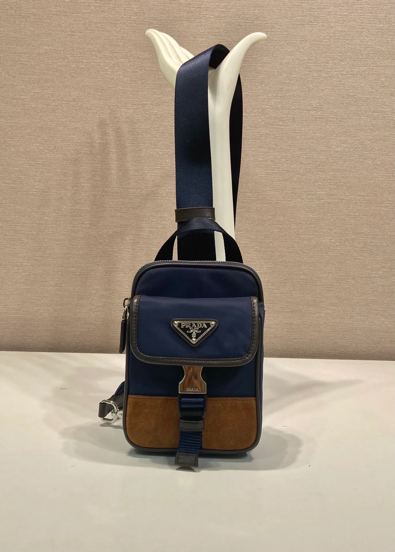 💰900🎉New mobile phone chest bag🎉2ZH194🎉🎉 This smart phone case adopts a versatile modern design, decorated with a triangular logo, made of recycled nylon and Saffiano leather, and can be carried by hand. The front buckle pocket design is another popular style that will never go out of style🎉🎉 Length 11.5x height 17x clothing 4.5cm🎉🎉🎉💰💰💰