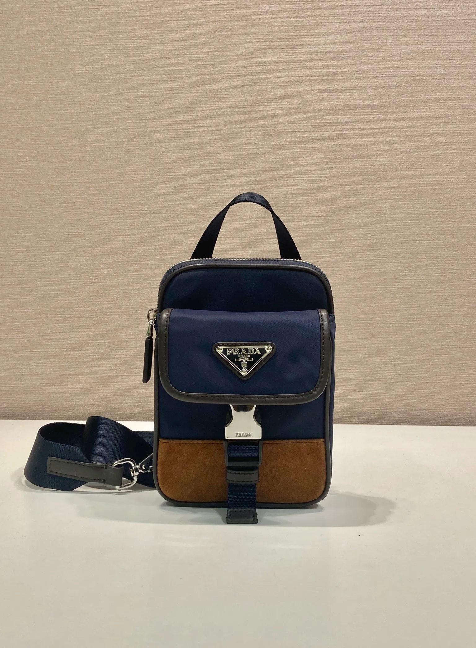 💰900🎉New mobile phone chest bag🎉2ZH194🎉🎉 This smart phone case adopts a versatile modern design, decorated with a triangular logo, made of recycled nylon and Saffiano leather, and can be carried by hand. The front buckle pocket design is another popular style that will never go out of style🎉🎉 Length 11.5x height 17x clothing 4.5cm🎉🎉🎉💰💰💰