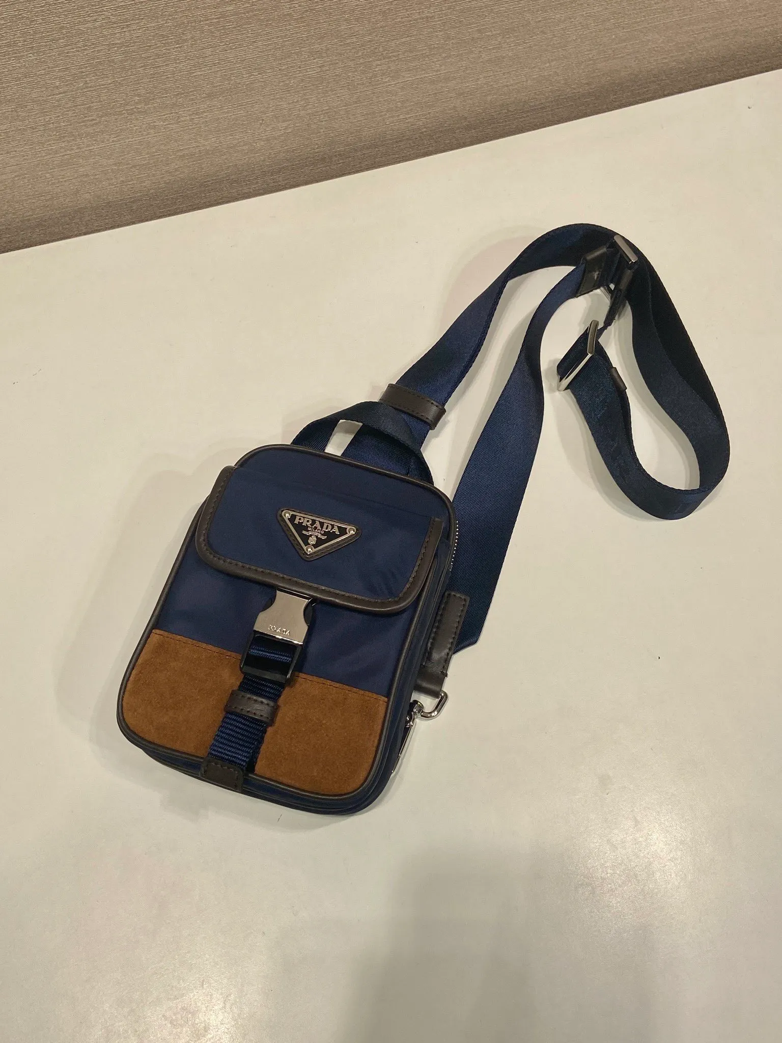 💰900🎉New mobile phone chest bag🎉2ZH194🎉🎉 This smart phone case adopts a versatile modern design, decorated with a triangular logo, made of recycled nylon and Saffiano leather, and can be carried by hand. The front buckle pocket design is another popular style that will never go out of style🎉🎉 Length 11.5x height 17x clothing 4.5cm🎉🎉🎉💰💰💰