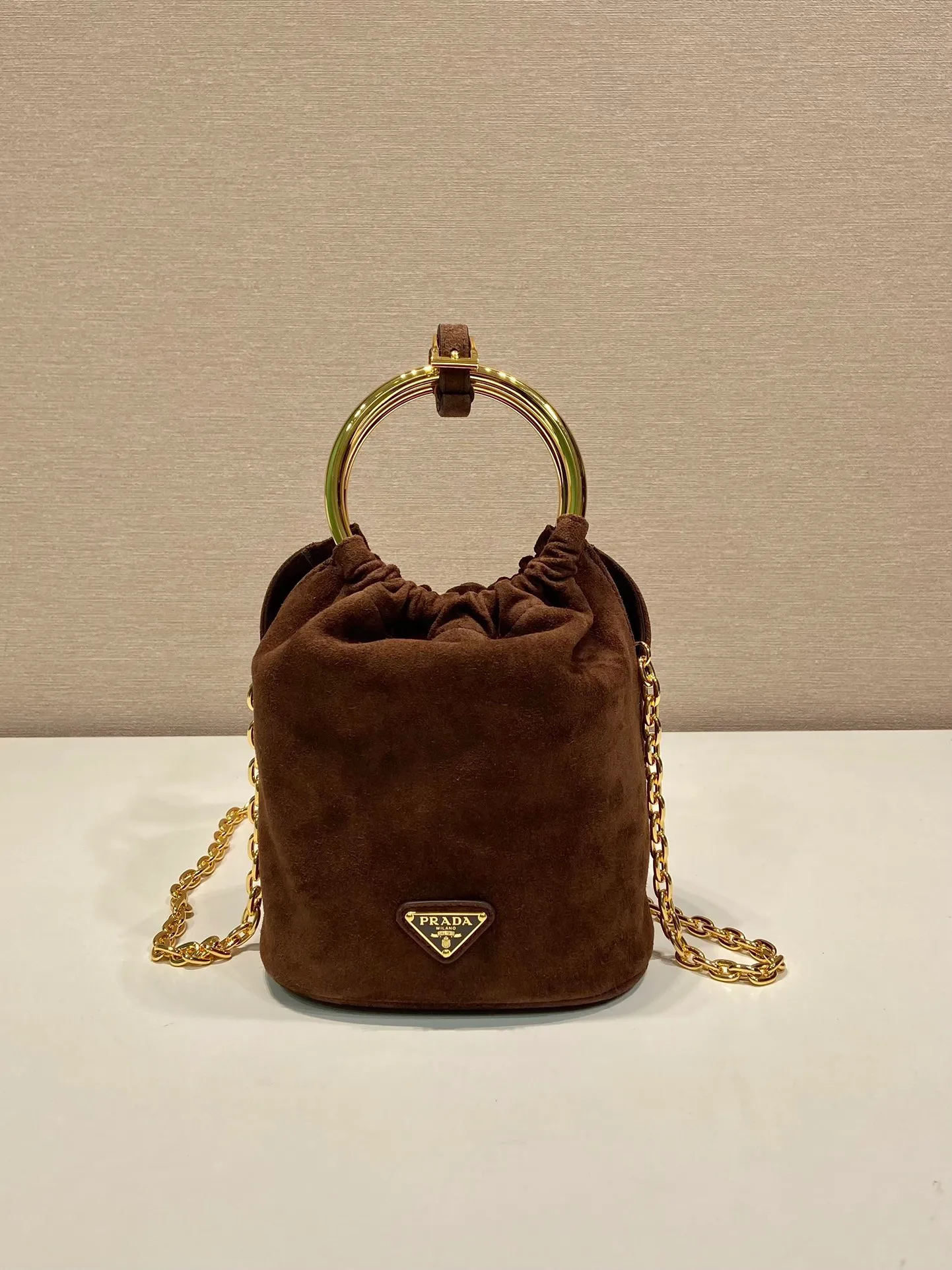 💰1120🎉New bucket bag🎉1BC227 suede leather🎉🎉 This mini bucket bag is made of soft suede leather, with a metal ring handle design and a detachable chain shoulder strap. The upper body effect will turn heads 100%👍Simple, fashionable and cute👏It has large capacity and space, and it is also an internet celebrity. It looks good on the wife😀Hurry up and get it🎉🎉 Length 15x height 19x bottom 8cm🎉🎉🎉