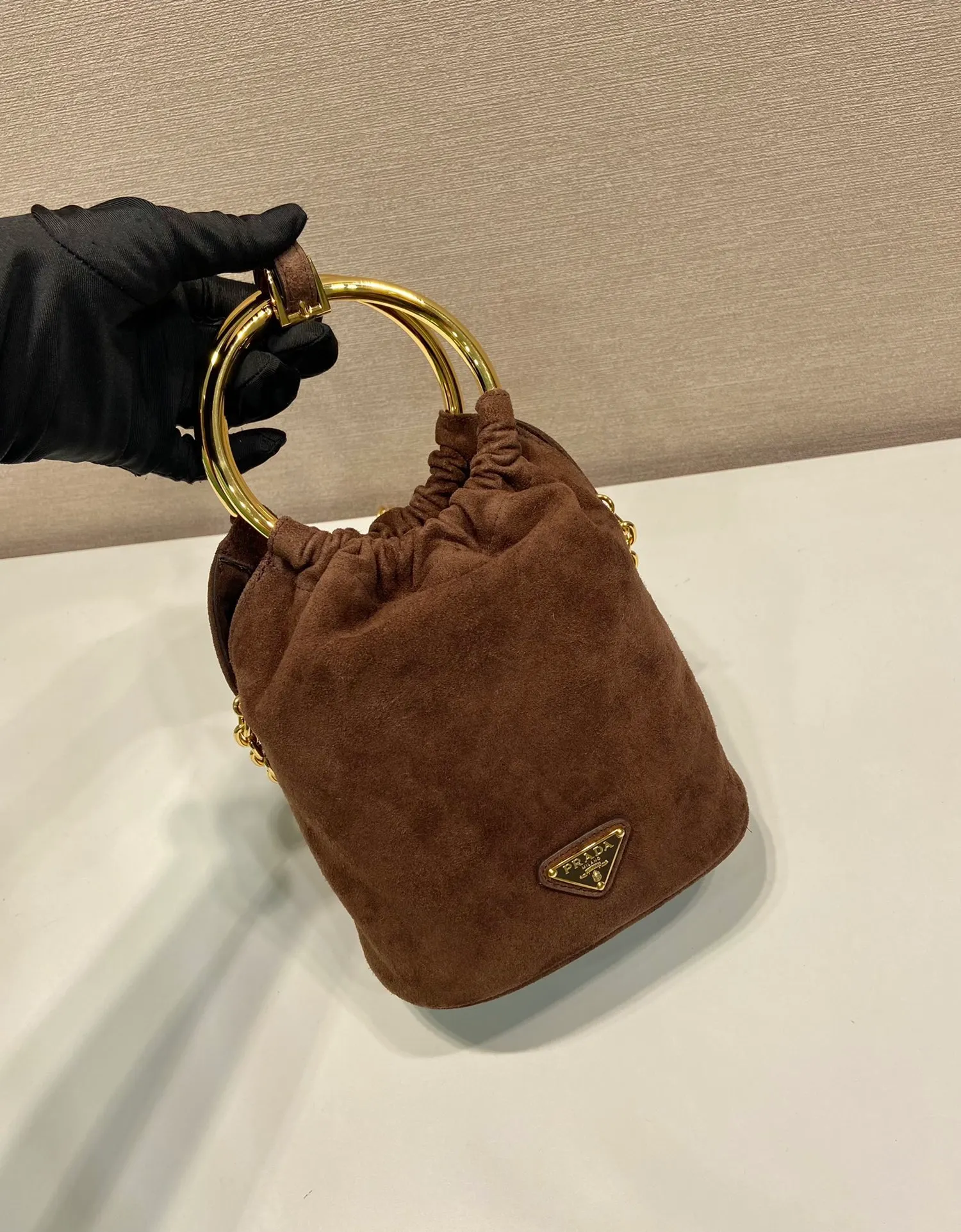 💰1120🎉New bucket bag🎉1BC227 suede leather🎉🎉 This mini bucket bag is made of soft suede leather, with a metal ring handle design and a detachable chain shoulder strap. The upper body effect will turn heads 100%👍Simple, fashionable and cute👏It has large capacity and space, and it is also an internet celebrity. It looks good on the wife😀Hurry up and get it🎉🎉 Length 15x height 19x bottom 8cm🎉🎉🎉