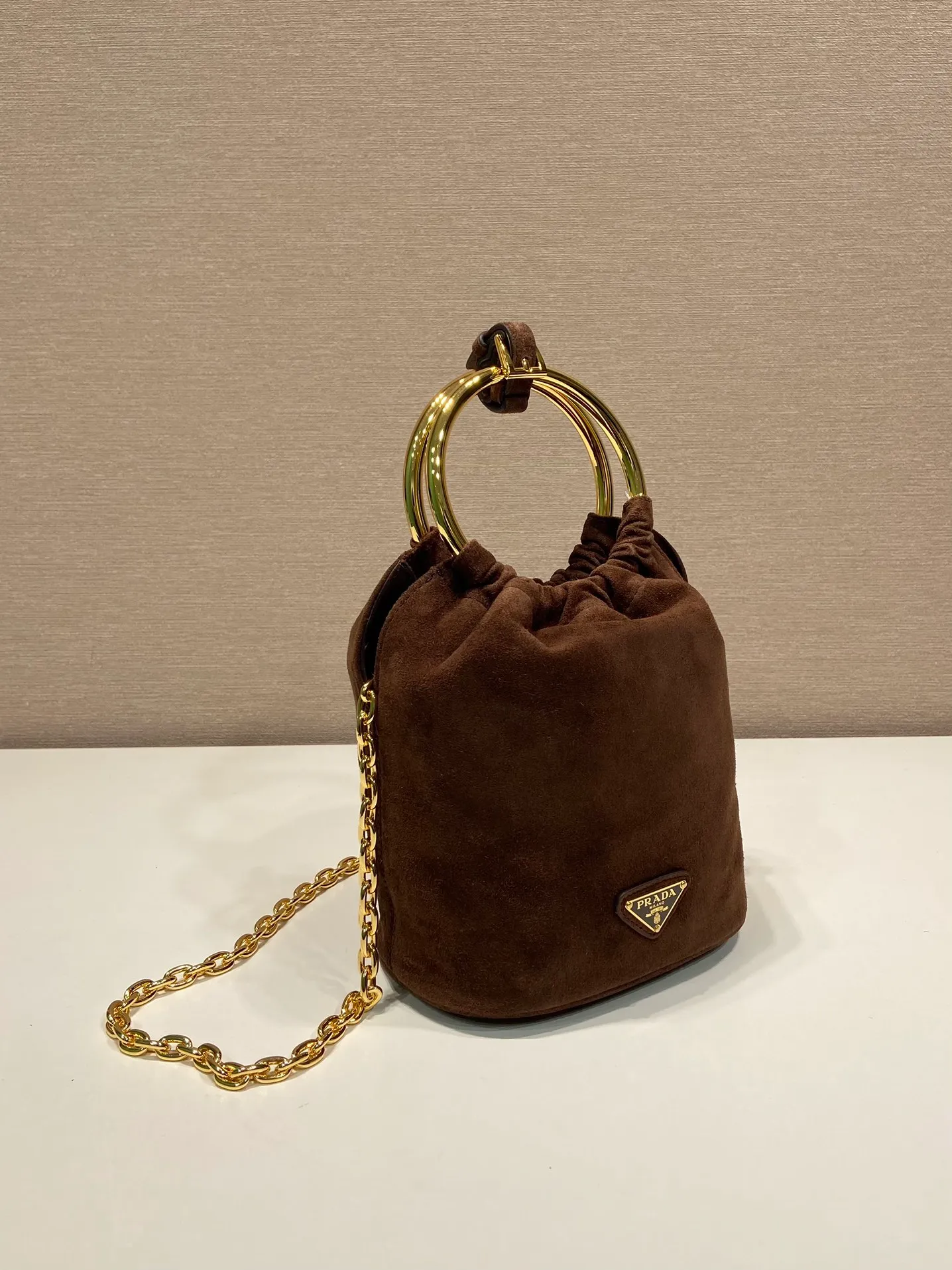 💰1120🎉New bucket bag🎉1BC227 suede leather🎉🎉 This mini bucket bag is made of soft suede leather, with a metal ring handle design and a detachable chain shoulder strap. The upper body effect will turn heads 100%👍Simple, fashionable and cute👏It has large capacity and space, and it is also an internet celebrity. It looks good on the wife😀Hurry up and get it🎉🎉 Length 15x height 19x bottom 8cm🎉🎉🎉