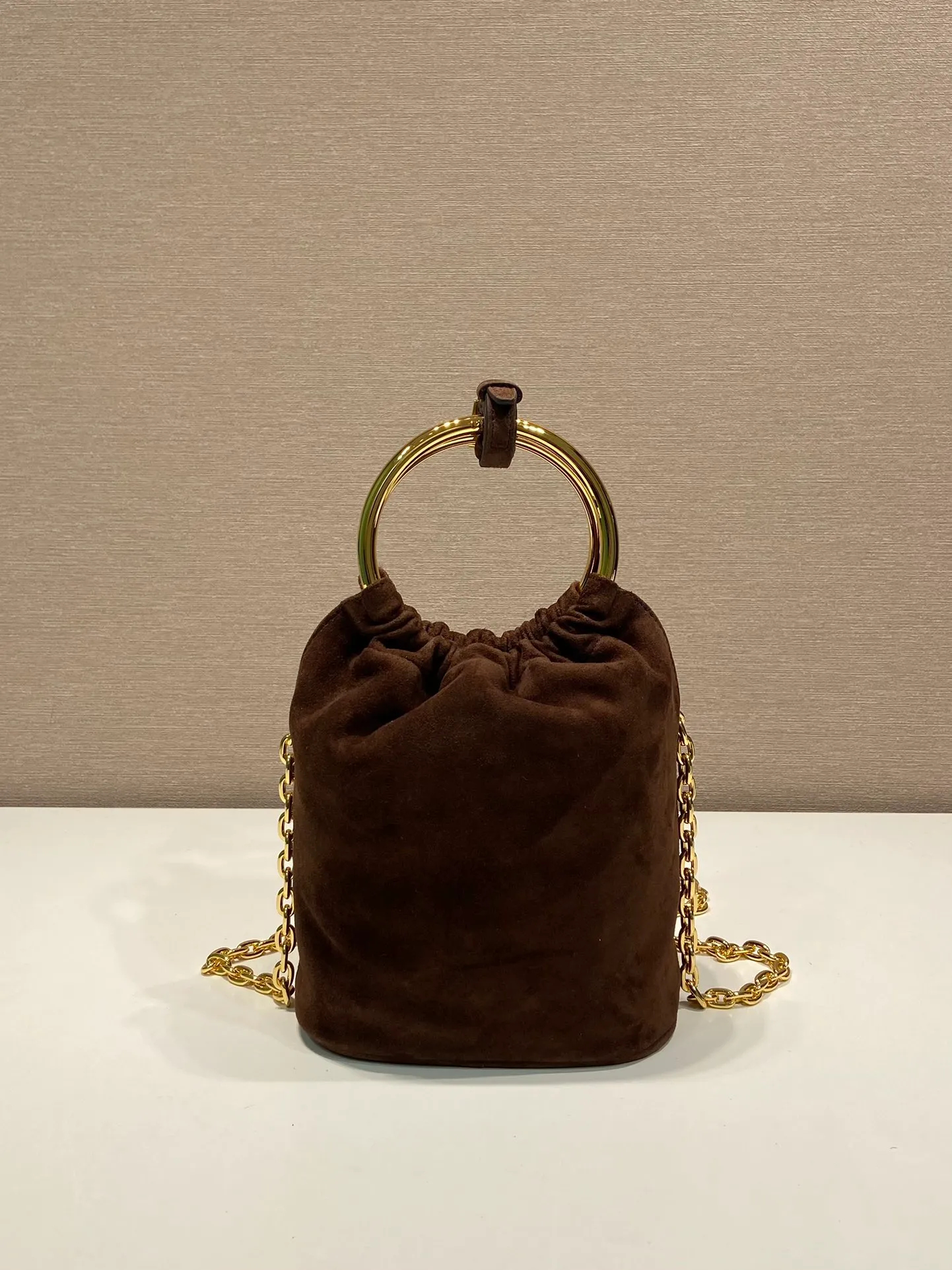 💰1120🎉New bucket bag🎉1BC227 suede leather🎉🎉 This mini bucket bag is made of soft suede leather, with a metal ring handle design and a detachable chain shoulder strap. The upper body effect will turn heads 100%👍Simple, fashionable and cute👏It has large capacity and space, and it is also an internet celebrity. It looks good on the wife😀Hurry up and get it🎉🎉 Length 15x height 19x bottom 8cm🎉🎉🎉