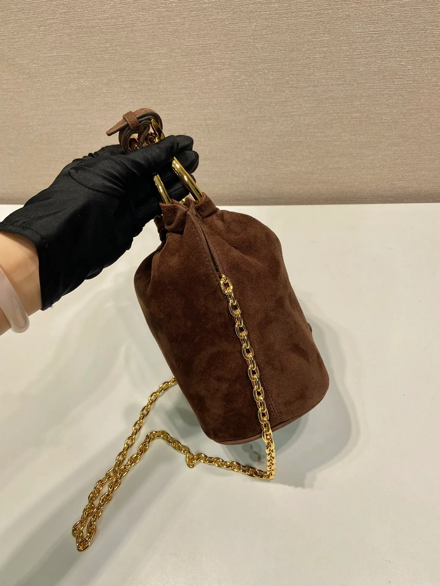 💰1120🎉New bucket bag🎉1BC227 suede leather🎉🎉 This mini bucket bag is made of soft suede leather, with a metal ring handle design and a detachable chain shoulder strap. The upper body effect will turn heads 100%👍Simple, fashionable and cute👏It has large capacity and space, and it is also an internet celebrity. It looks good on the wife😀Hurry up and get it🎉🎉 Length 15x height 19x bottom 8cm🎉🎉🎉