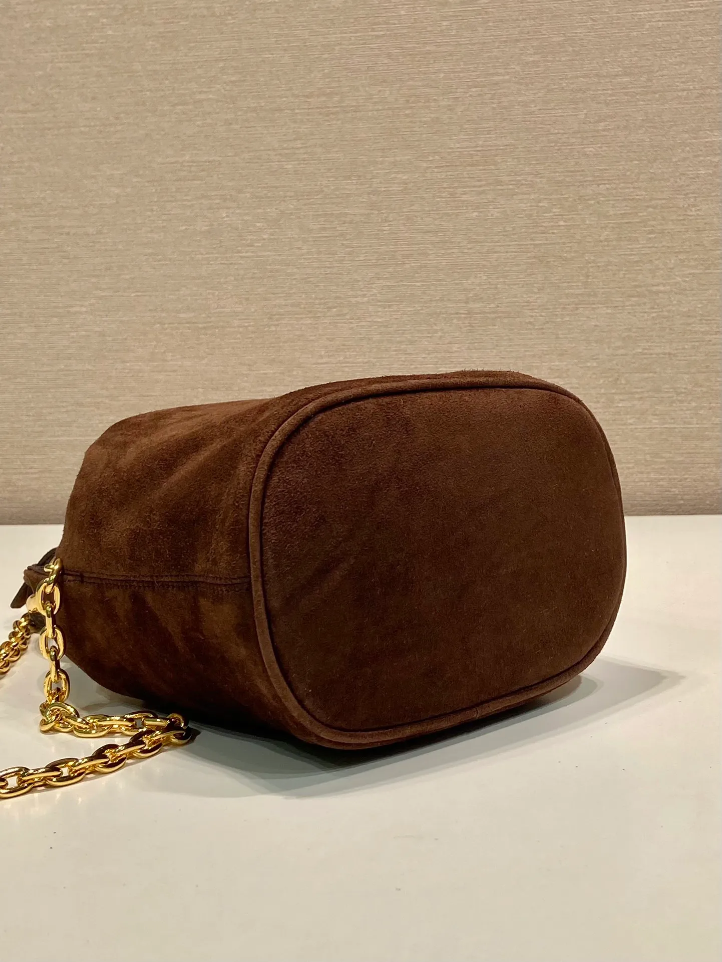 💰1120🎉New bucket bag🎉1BC227 suede leather🎉🎉 This mini bucket bag is made of soft suede leather, with a metal ring handle design and a detachable chain shoulder strap. The upper body effect will turn heads 100%👍Simple, fashionable and cute👏It has large capacity and space, and it is also an internet celebrity. It looks good on the wife😀Hurry up and get it🎉🎉 Length 15x height 19x bottom 8cm🎉🎉🎉