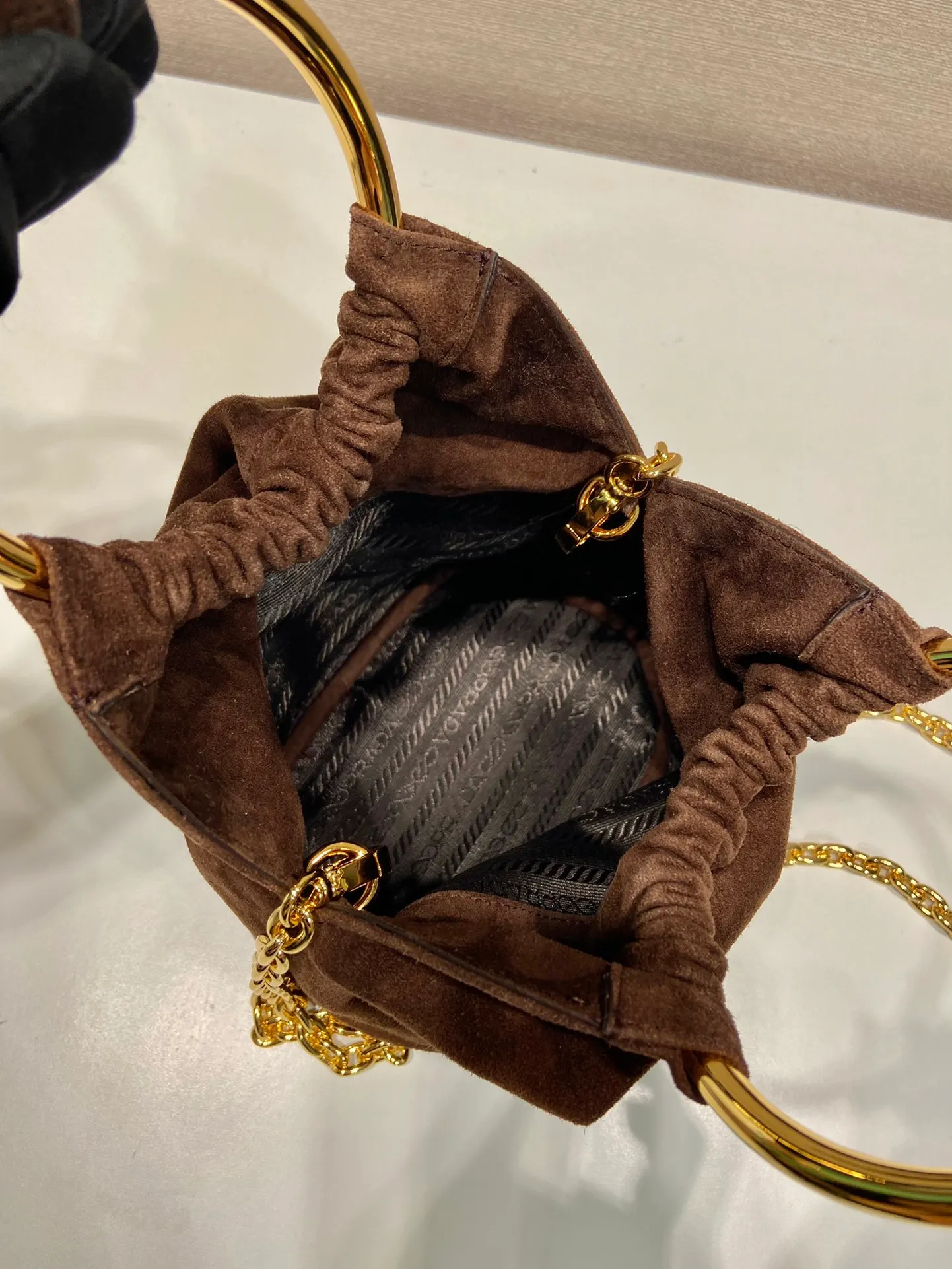 💰1120🎉New bucket bag🎉1BC227 suede leather🎉🎉 This mini bucket bag is made of soft suede leather, with a metal ring handle design and a detachable chain shoulder strap. The upper body effect will turn heads 100%👍Simple, fashionable and cute👏It has large capacity and space, and it is also an internet celebrity. It looks good on the wife😀Hurry up and get it🎉🎉 Length 15x height 19x bottom 8cm🎉🎉🎉