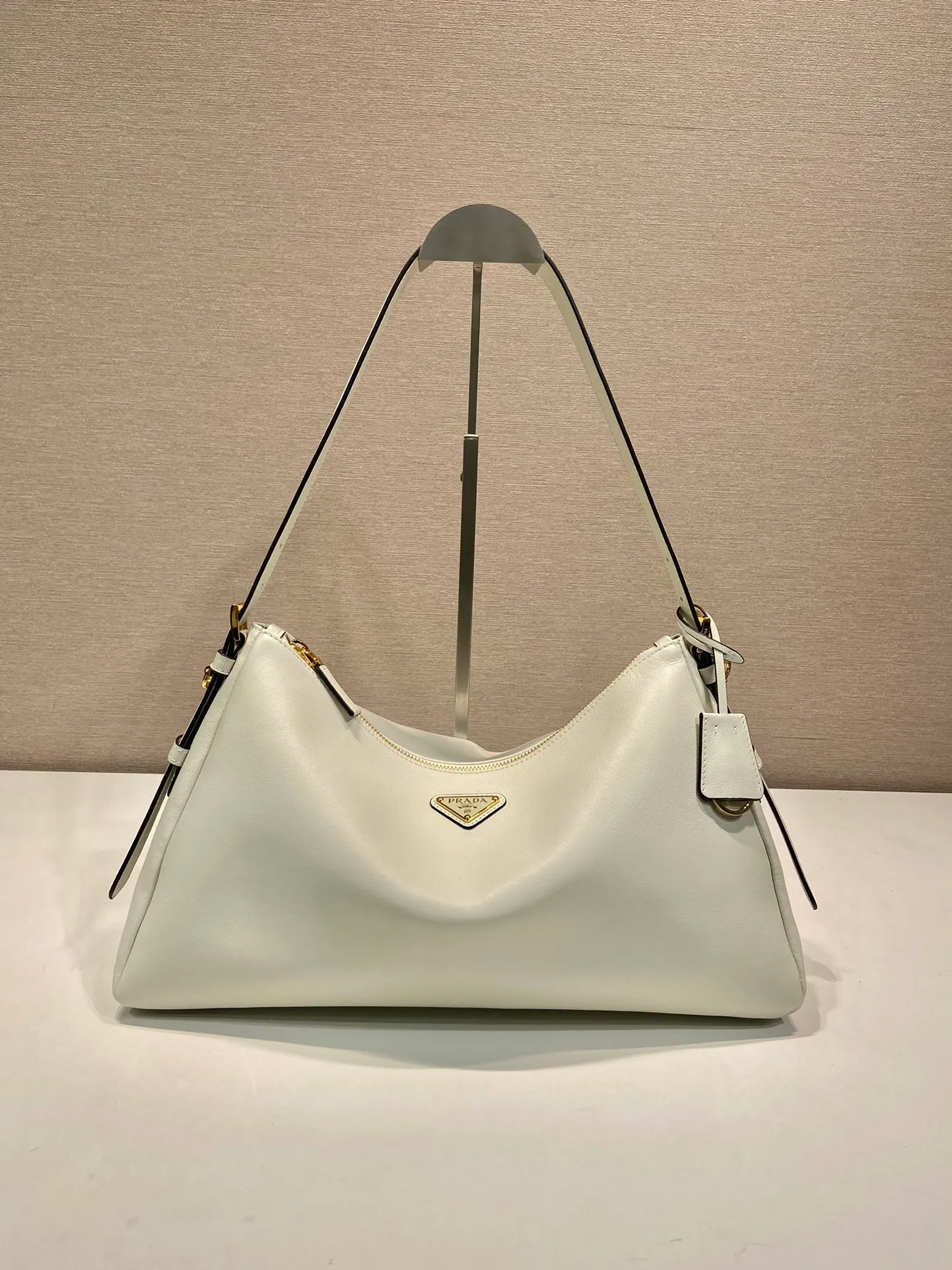💰1760🎉New Aimee Underarm Bag🎉1BC228🎉🎉This leather Hobo underarm bag has a simple design and is made of imported calfskin. It has a metal triangular enamel logo on the front and is equipped with a detachable leather shoulder strap. The leather is fine and soft, practical, lightweight, and has a large capacity. ﻿﻿﻿High-end and versatile, another fashion hit. Hurry up and get it, it’s so beautiful👏👏 Length 39x height 24x bottom 12cm