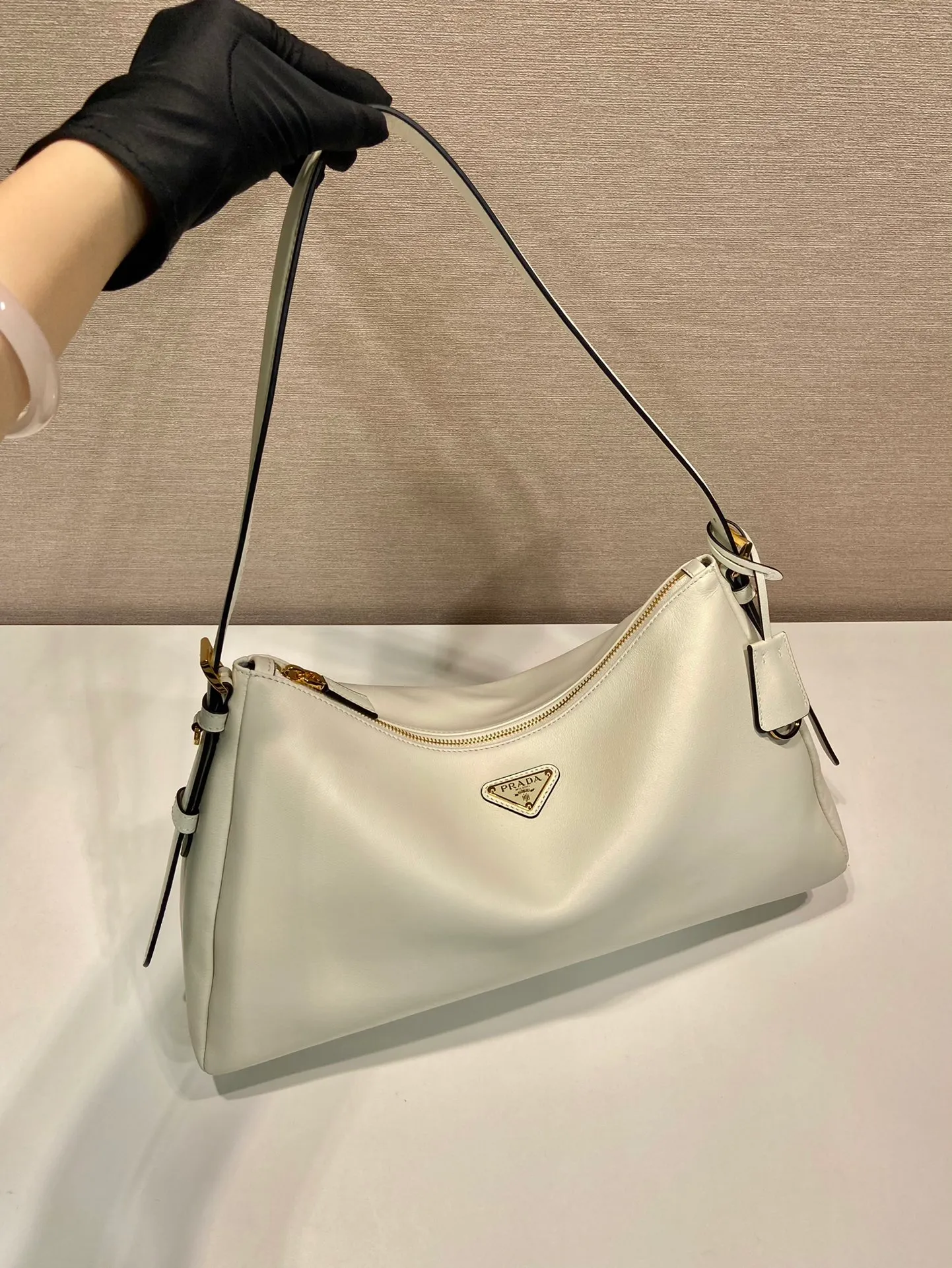 💰1760🎉New Aimee Underarm Bag🎉1BC228🎉🎉This leather Hobo underarm bag has a simple design and is made of imported calfskin. It has a metal triangular enamel logo on the front and is equipped with a detachable leather shoulder strap. The leather is fine and soft, practical, lightweight, and has a large capacity. ﻿﻿﻿High-end and versatile, another fashion hit. Hurry up and get it, it’s so beautiful👏👏 Length 39x height 24x bottom 12cm