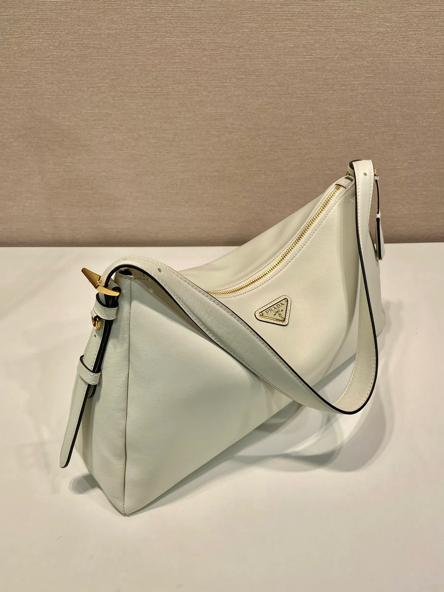 💰1760🎉New Aimee Underarm Bag🎉1BC228🎉🎉This leather Hobo underarm bag has a simple design and is made of imported calfskin. It has a metal triangular enamel logo on the front and is equipped with a detachable leather shoulder strap. The leather is fine and soft, practical, lightweight, and has a large capacity. ﻿﻿﻿High-end and versatile, another fashion hit. Hurry up and get it, it’s so beautiful👏👏 Length 39x height 24x bottom 12cm