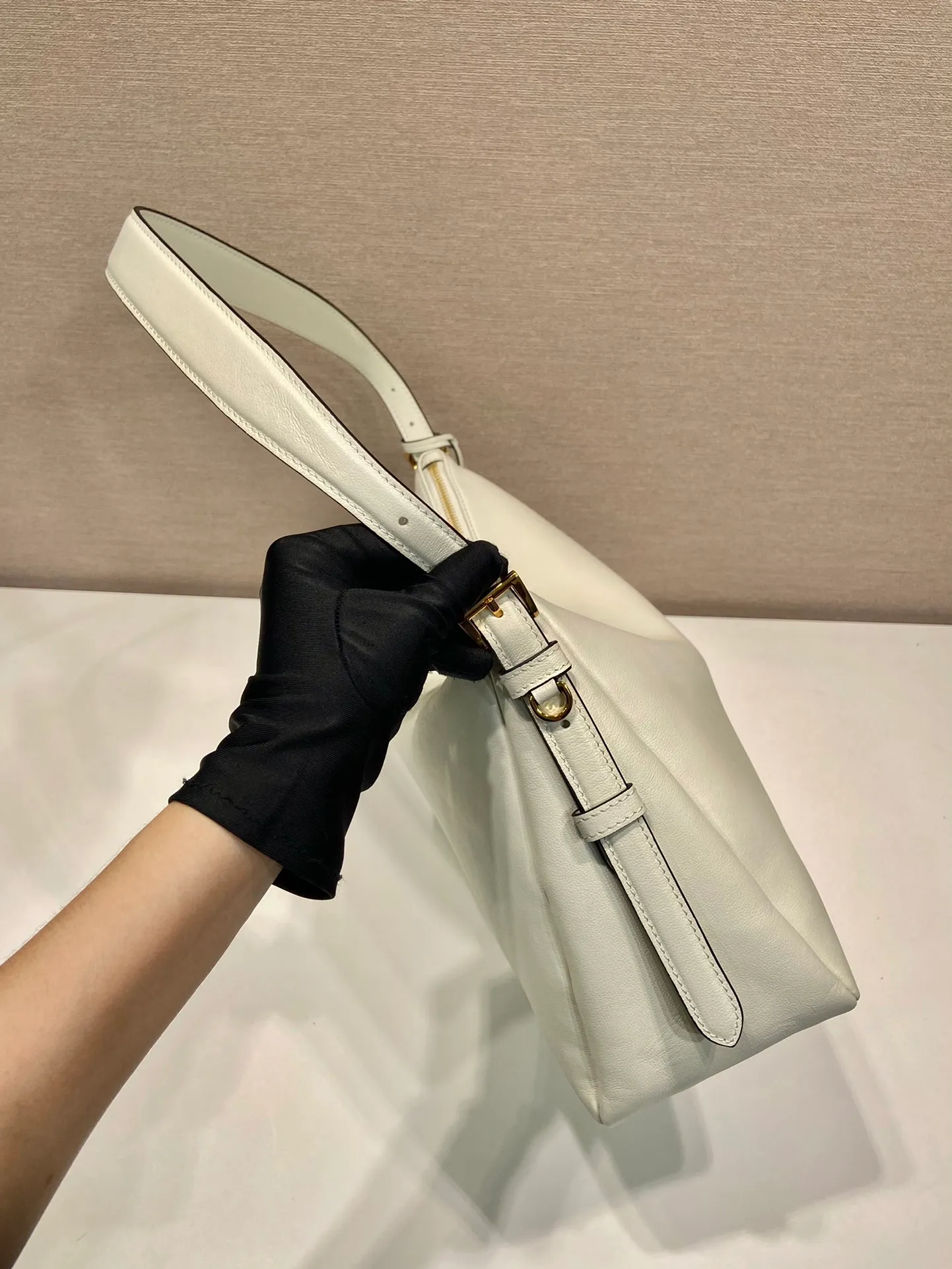 💰1760🎉New Aimee Underarm Bag🎉1BC228🎉🎉This leather Hobo underarm bag has a simple design and is made of imported calfskin. It has a metal triangular enamel logo on the front and is equipped with a detachable leather shoulder strap. The leather is fine and soft, practical, lightweight, and has a large capacity. ﻿﻿﻿High-end and versatile, another fashion hit. Hurry up and get it, it’s so beautiful👏👏 Length 39x height 24x bottom 12cm