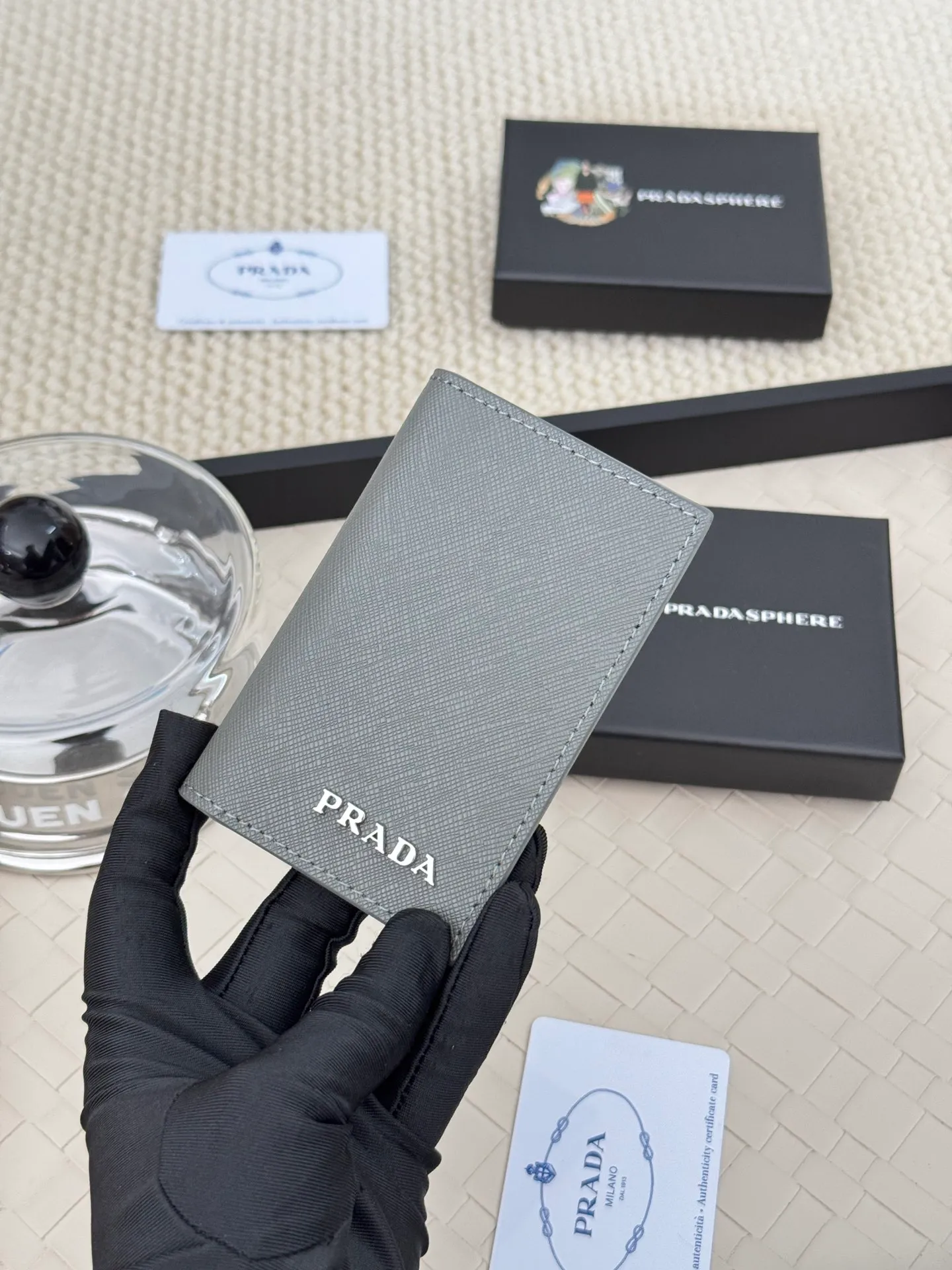 💰120 prada cross pattern unisex card holder, can be placed in pockets, bags, and can be held in hand, made of cross pattern imported calfskin, pocket card holder, can hold change, 6 card slots, simple and elegant fashion trend. Model 2MC101, color as shown in the picture, size 11×7cm,