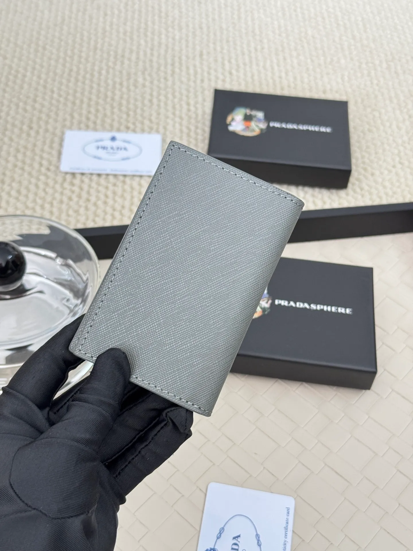 💰120 prada cross pattern unisex card holder, can be placed in pockets, bags, and can be held in hand, made of cross pattern imported calfskin, pocket card holder, can hold change, 6 card slots, simple and elegant fashion trend. Model 2MC101, color as shown in the picture, size 11×7cm,