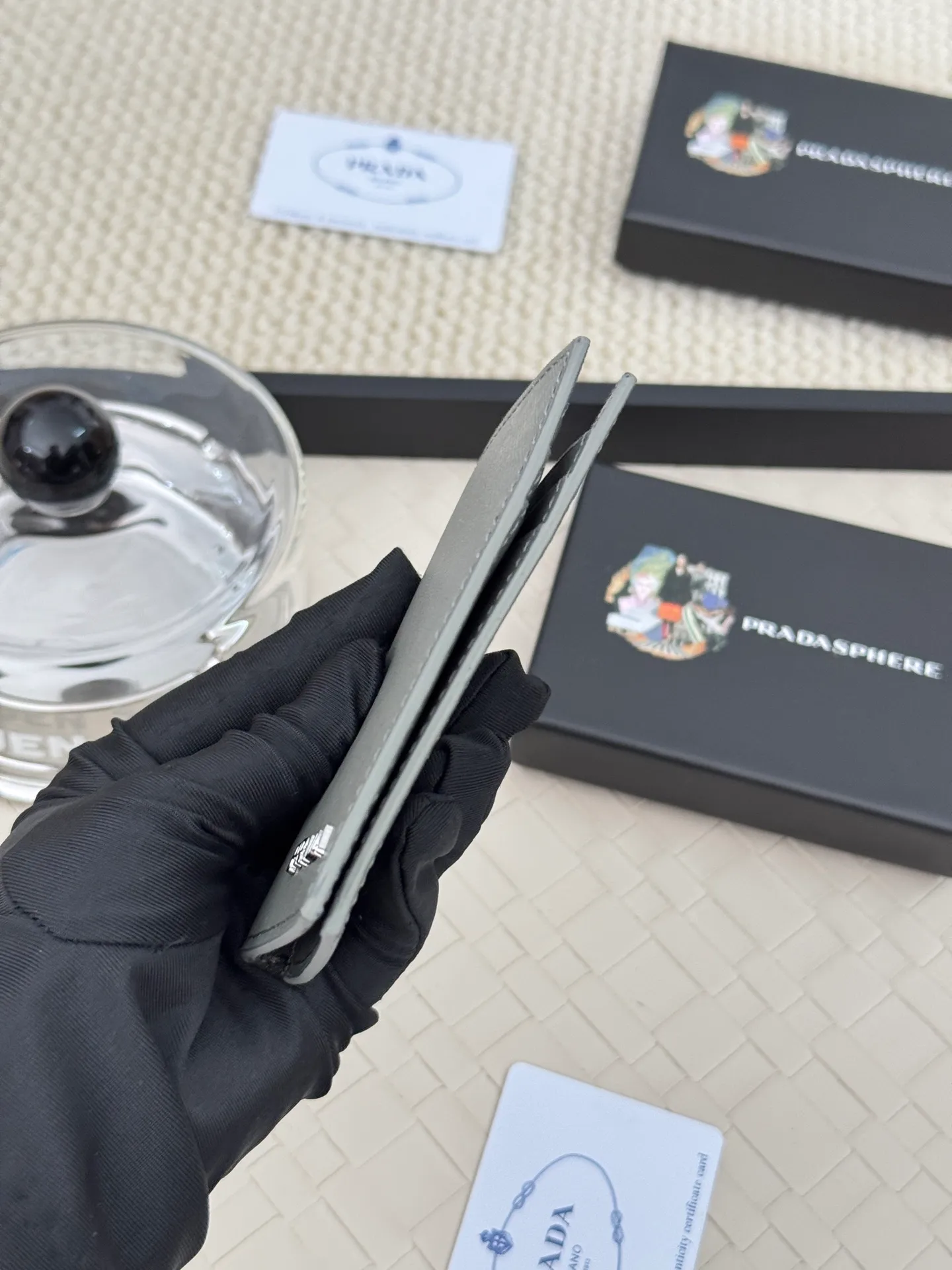 💰120 prada cross pattern unisex card holder, can be placed in pockets, bags, and can be held in hand, made of cross pattern imported calfskin, pocket card holder, can hold change, 6 card slots, simple and elegant fashion trend. Model 2MC101, color as shown in the picture, size 11×7cm,