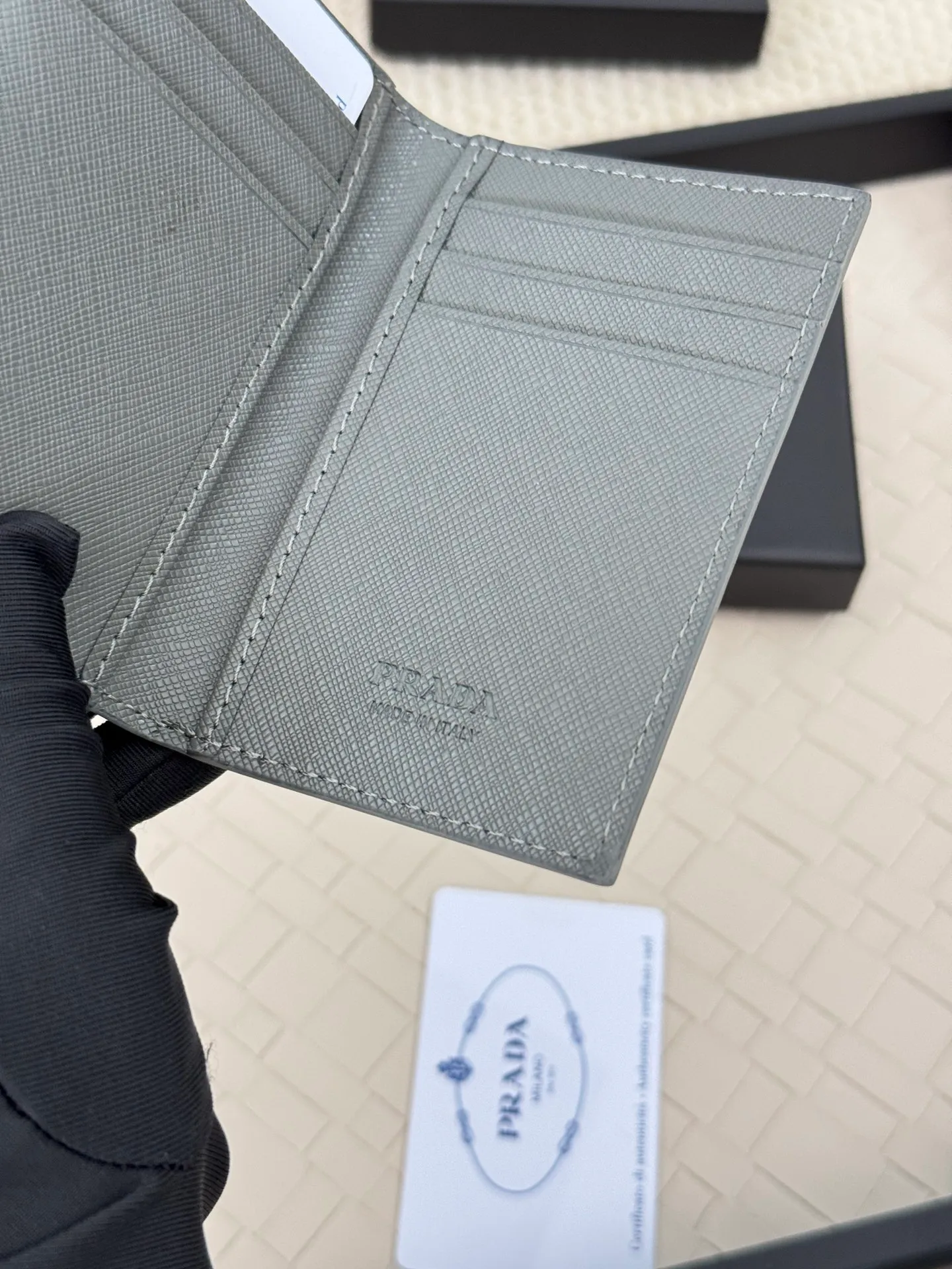 💰120 prada cross pattern unisex card holder, can be placed in pockets, bags, and can be held in hand, made of cross pattern imported calfskin, pocket card holder, can hold change, 6 card slots, simple and elegant fashion trend. Model 2MC101, color as shown in the picture, size 11×7cm,