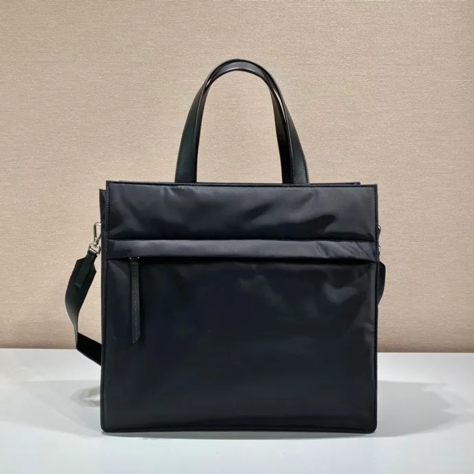 💰1460🎉Upgraded Tote Bag🎉2VG076 This tote bag has a compact square design and is decorated with leather details. The iconic enamel triangle logo on the front highlights the brand's style. Equipped with a detachable long shoulder strap, the bag body is made of Re-Nylon regenerated nylon, which can be called the evolution of P's signature fabric selection. Lightweight and stylish, suitable for both men and women, get it now🎉🎉 Length 38x Height 36x Bottom 14cm